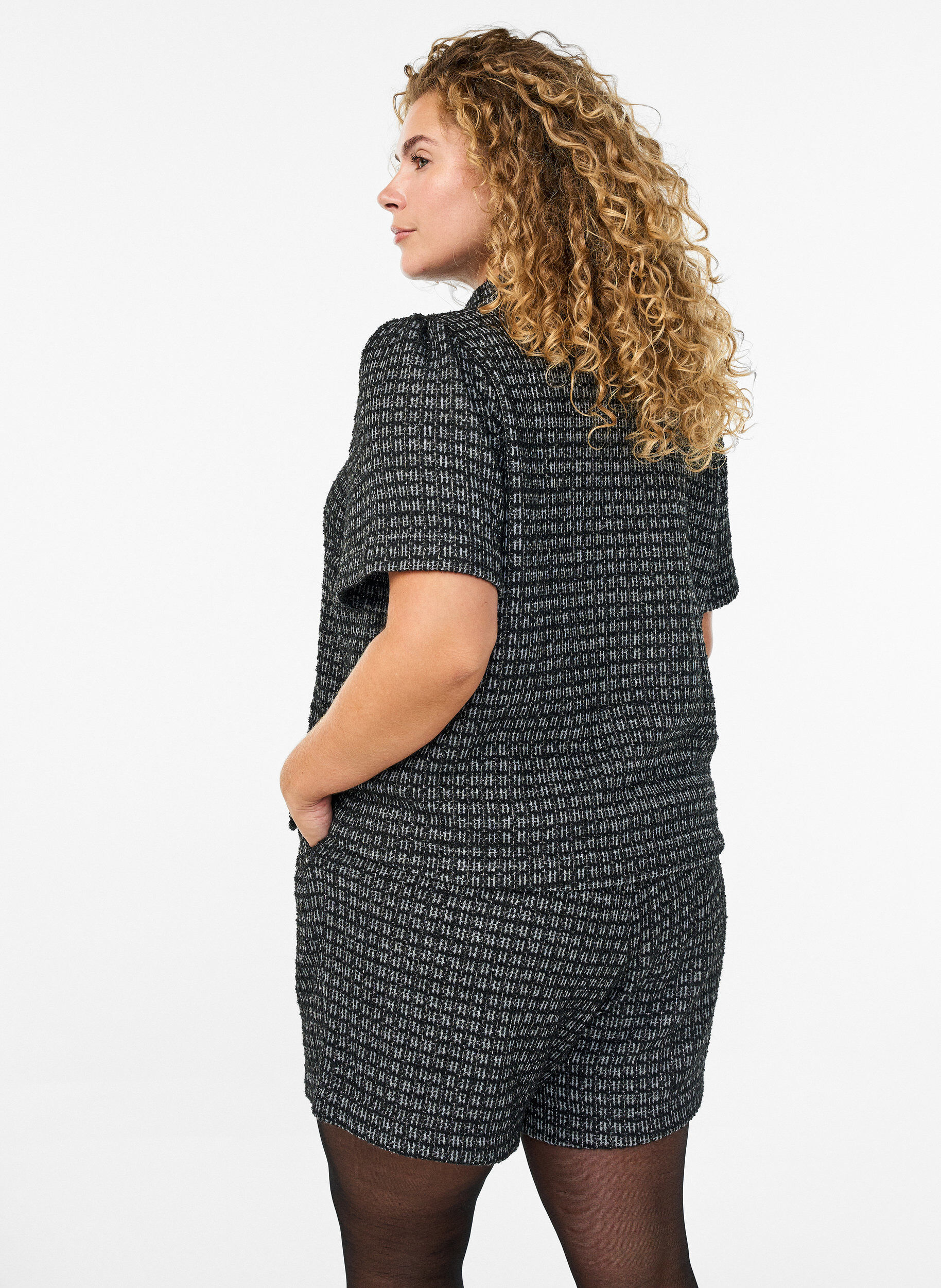 Zizzi Short boucl&eacute; ample avec poches, Noir, Model image number 2