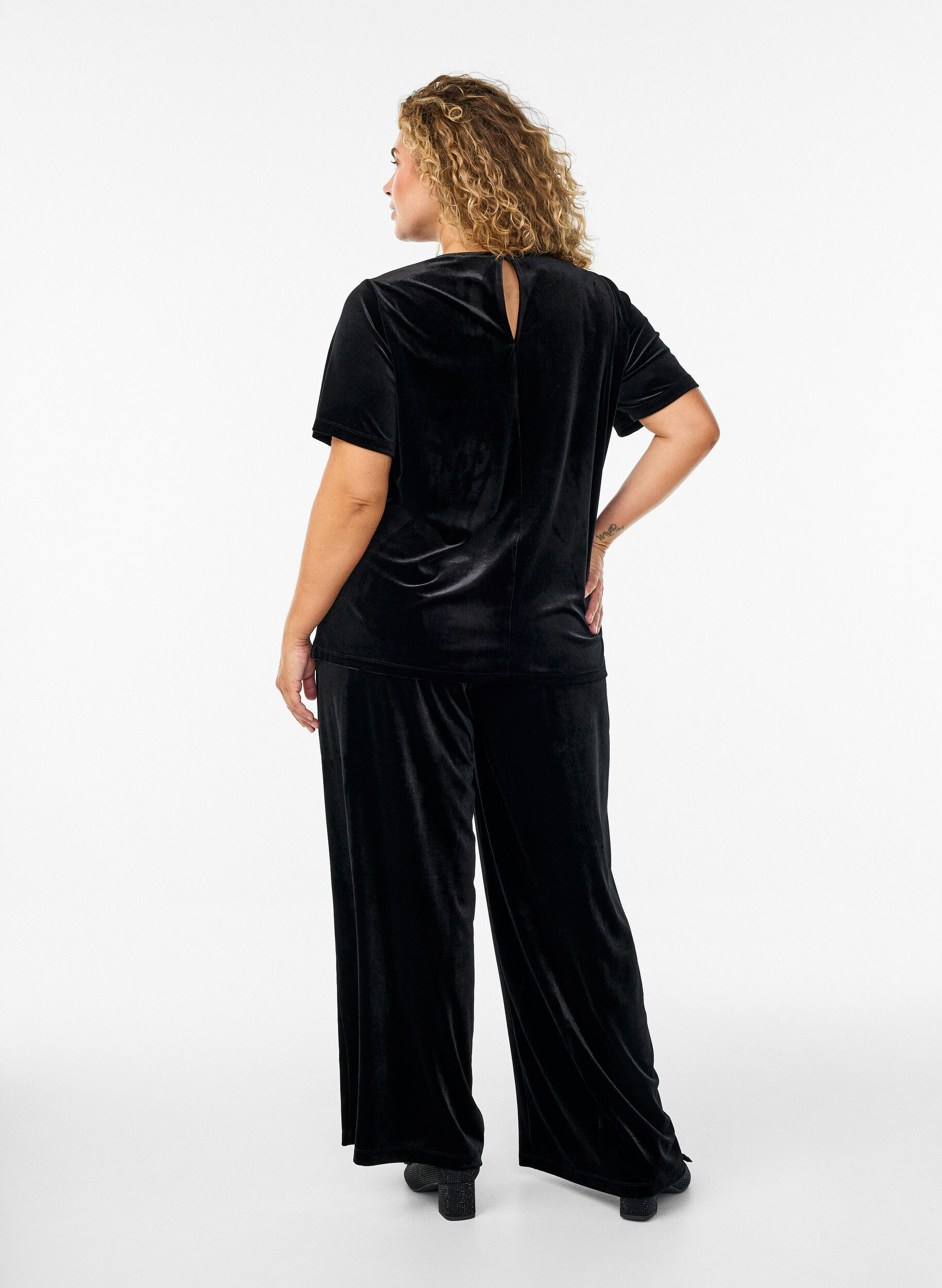 Zizzi Pantalon en velours &agrave; taille haute et coupe ample, Noir, Model image number 1