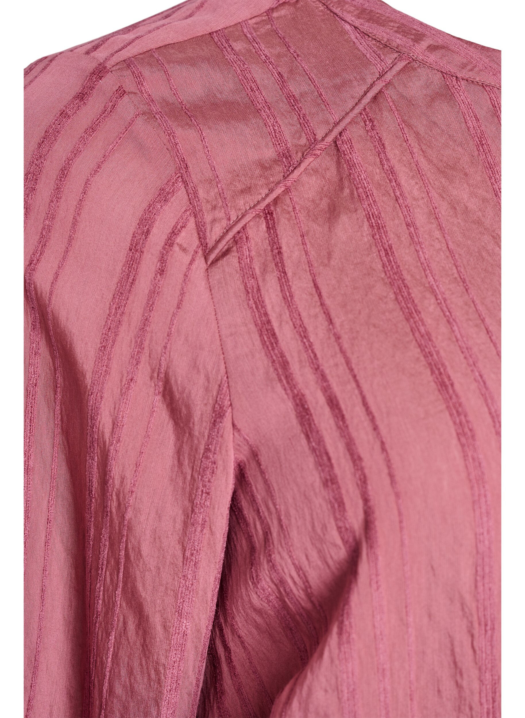 Zizzi Blouse avec texture ton sur ton et boutons, Rose, Packshot image number 3