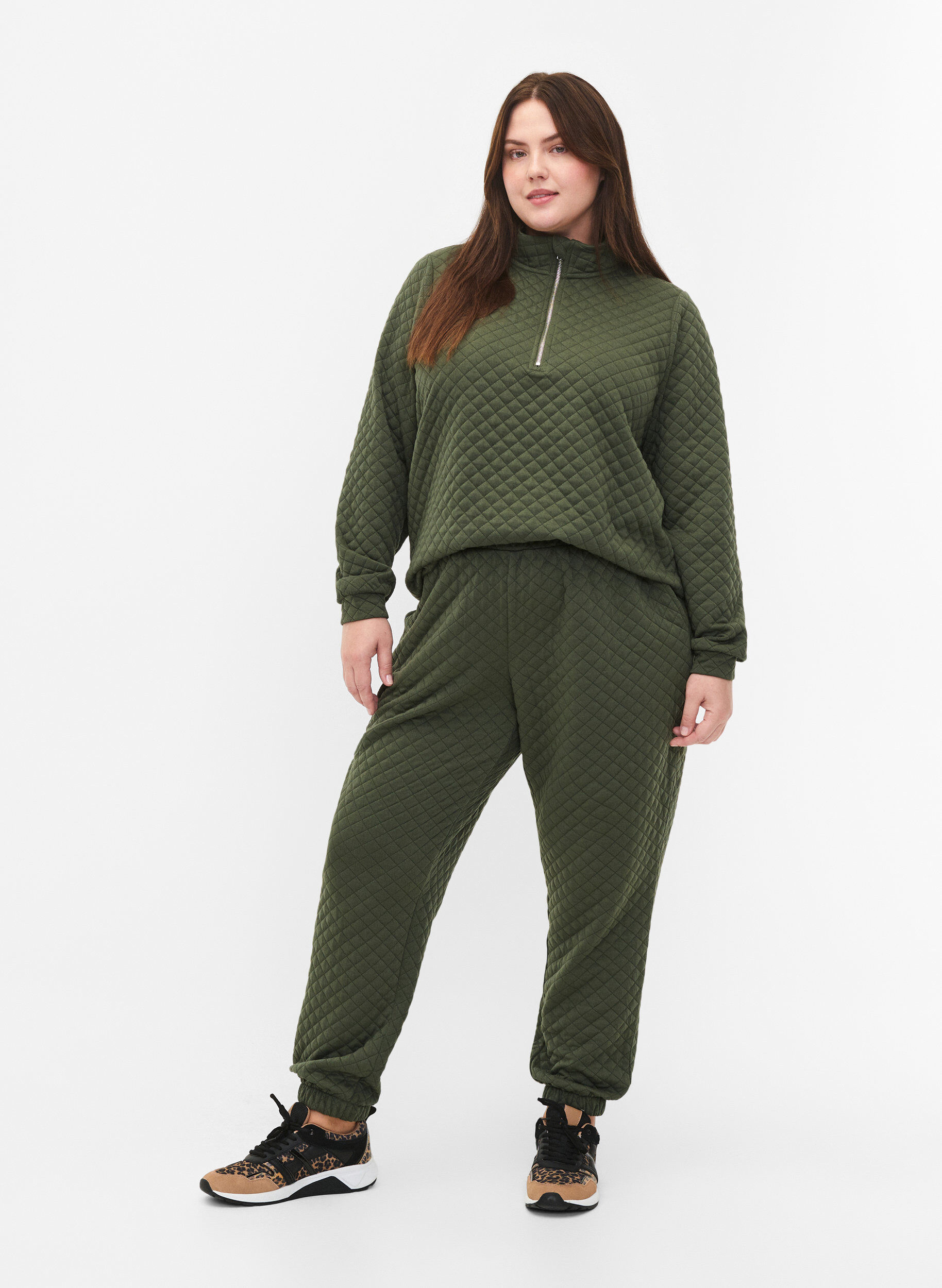 Zizzi Pantalon de surv&ecirc;tement matelass&eacute; avec poches, Thyme, Model image number 0