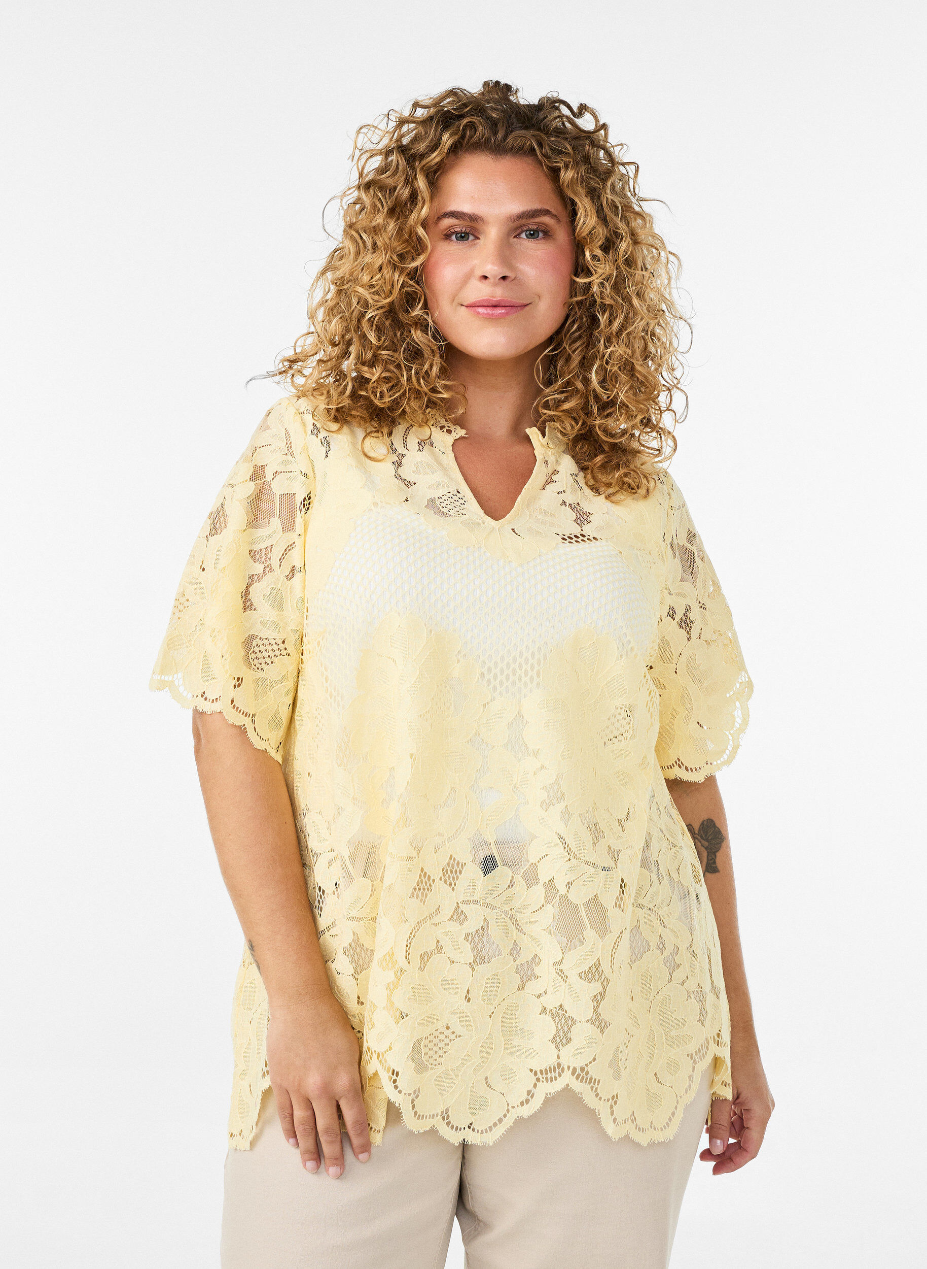 Blouse en dentelle avec col &agrave; volants et manches courtes, Jaune clair, Model