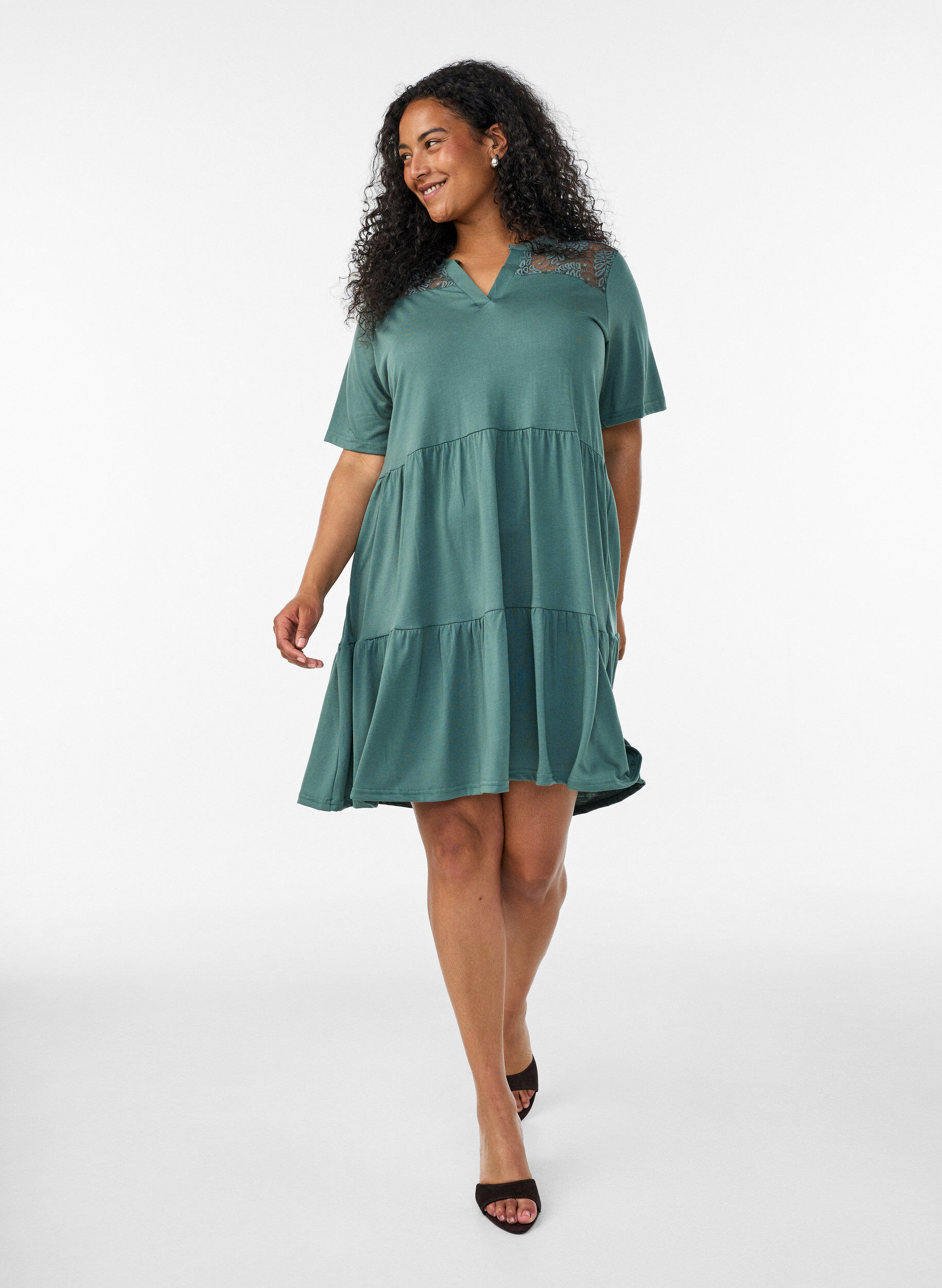 ZizziRobe en jersey avec d&eacute;tails en dentelle et jupe superpos&eacute;e, Vert, Model image number 1