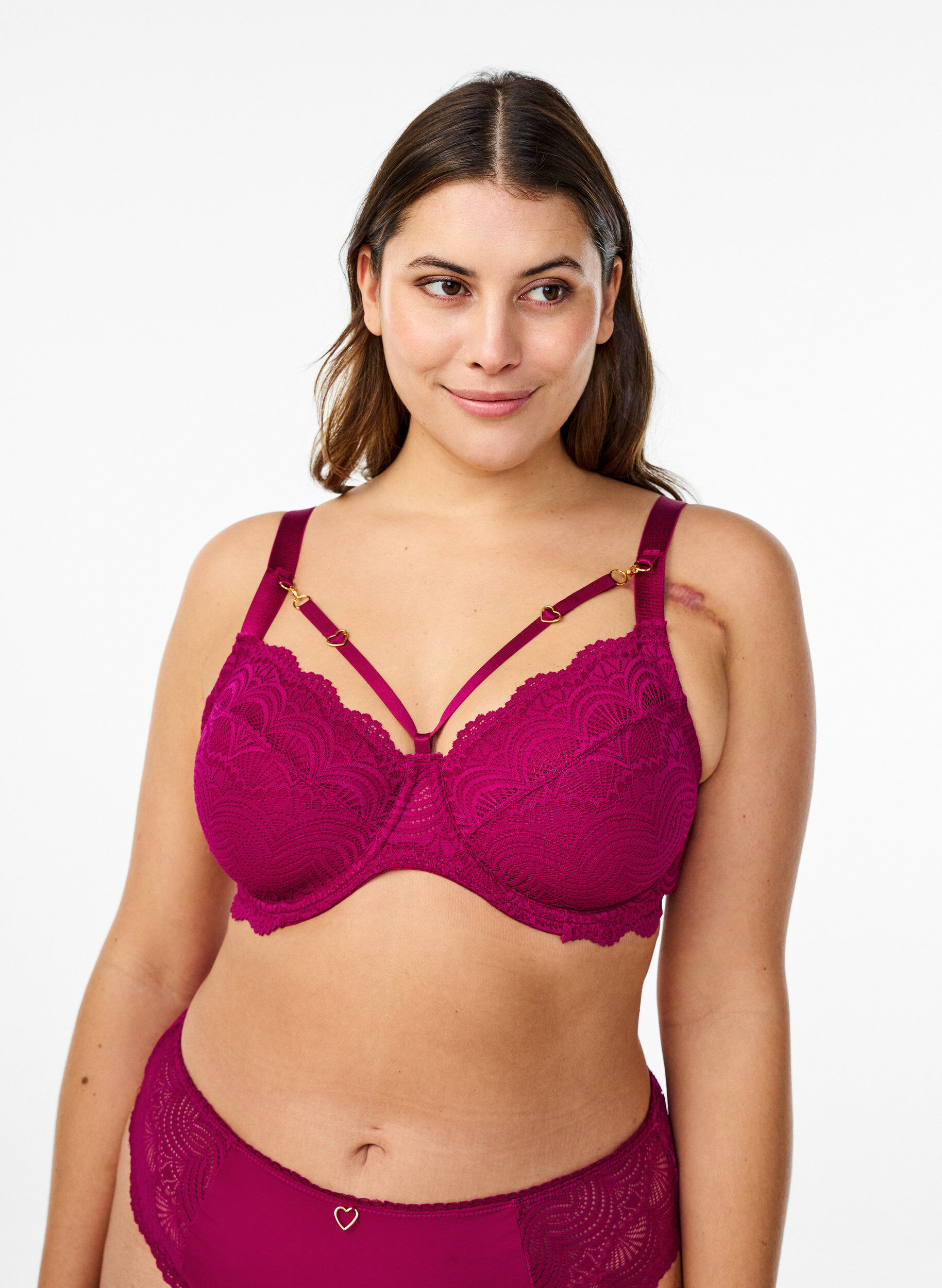 Zizzi Soutien-gorge enveloppant avec dentelle et d&eacute;tail cha&icirc;nette, Bordeaux, Model image number 0