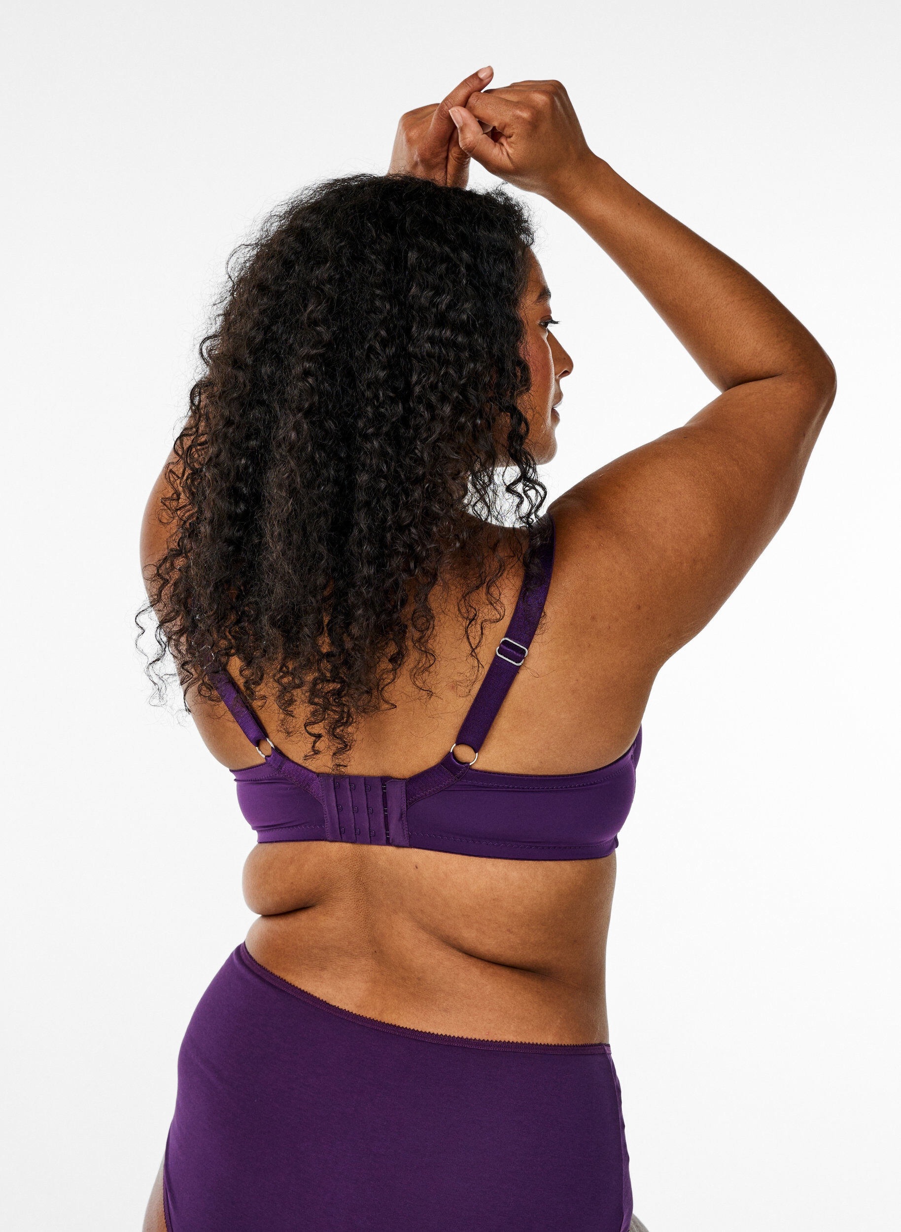 Zizzi Soutien-gorge moul&eacute; avec armatures et d&eacute;tails en dentelle, Violet, Model image number 2