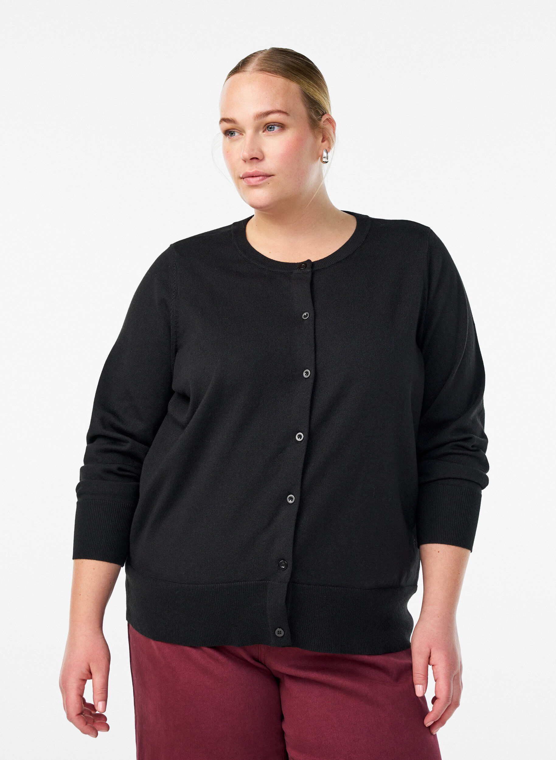 Cardigan en maille fine avec col rond, Noir, Model
