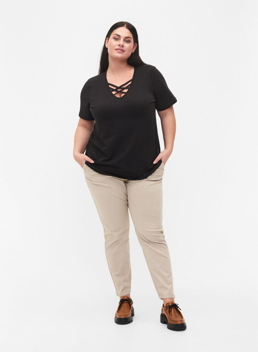 T-shirt avec col en V et détail croisé, Black, Model image number 2