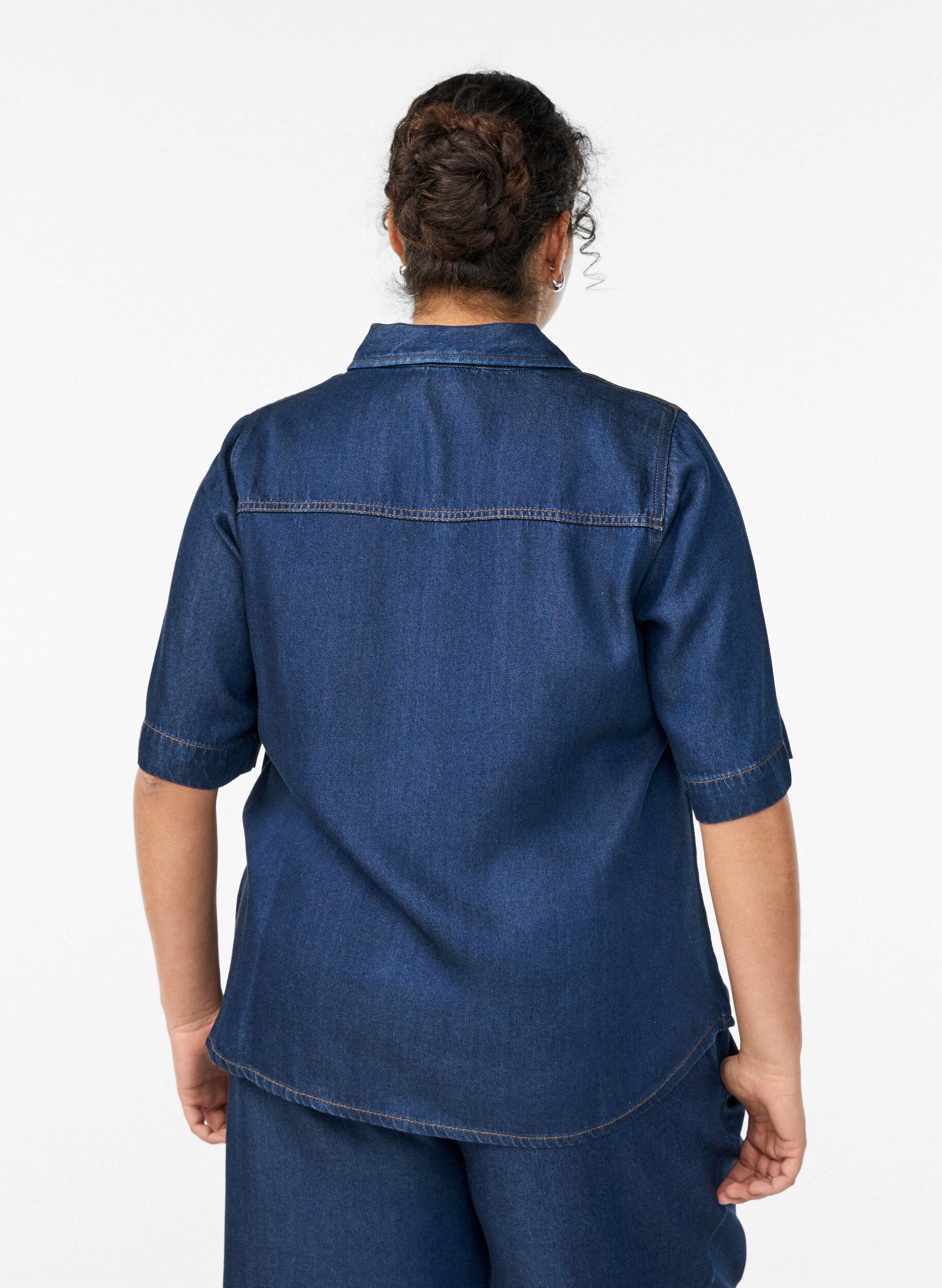 Zizzi Chemise &agrave; manches courtes aspect denim en lyocell, Bleu, Model image number 2