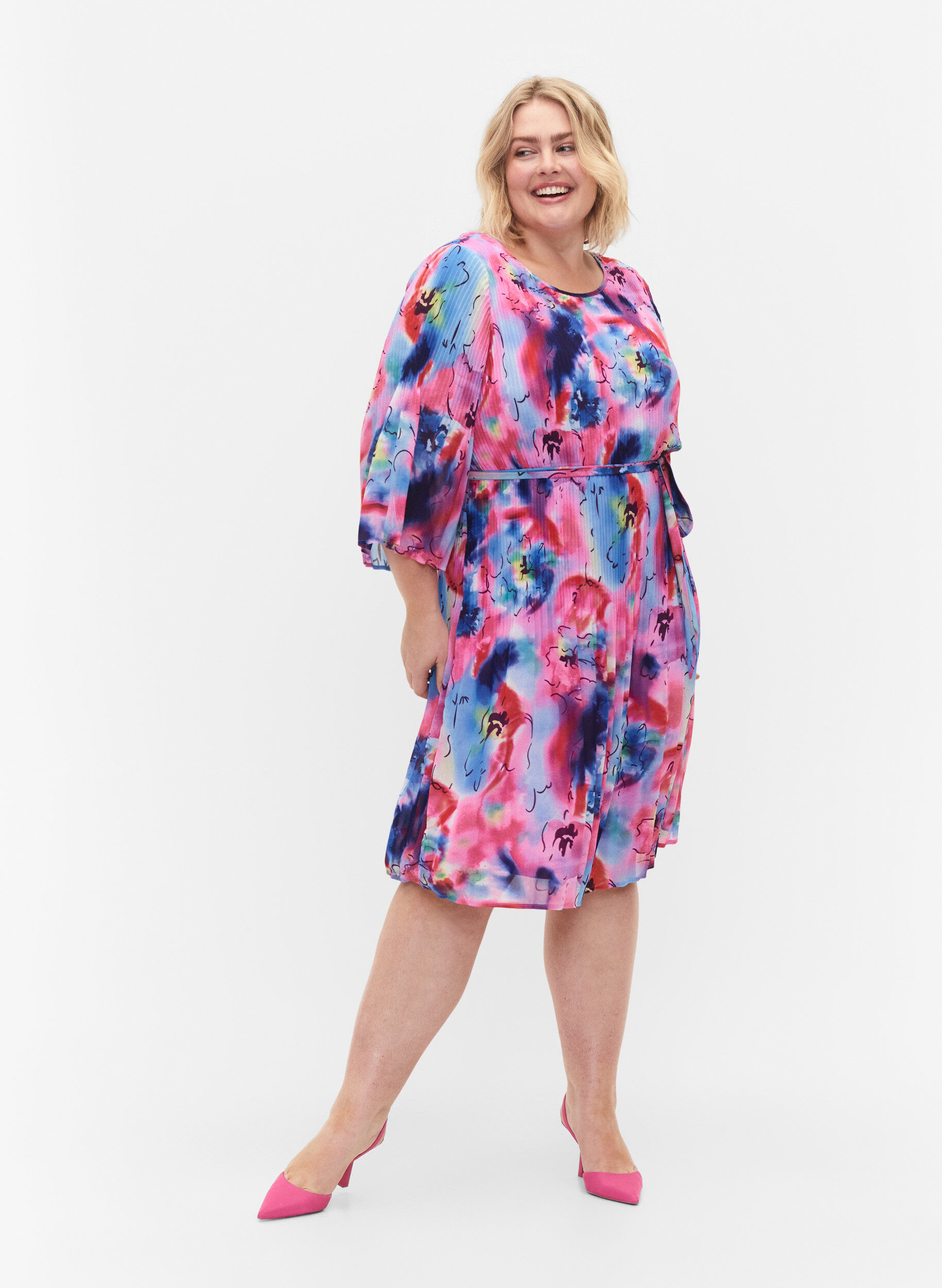 Zizzi Robe pliss&eacute;e imprim&eacute;e avec lien &agrave; nouer, Lavender Space AOP, Model image number 3