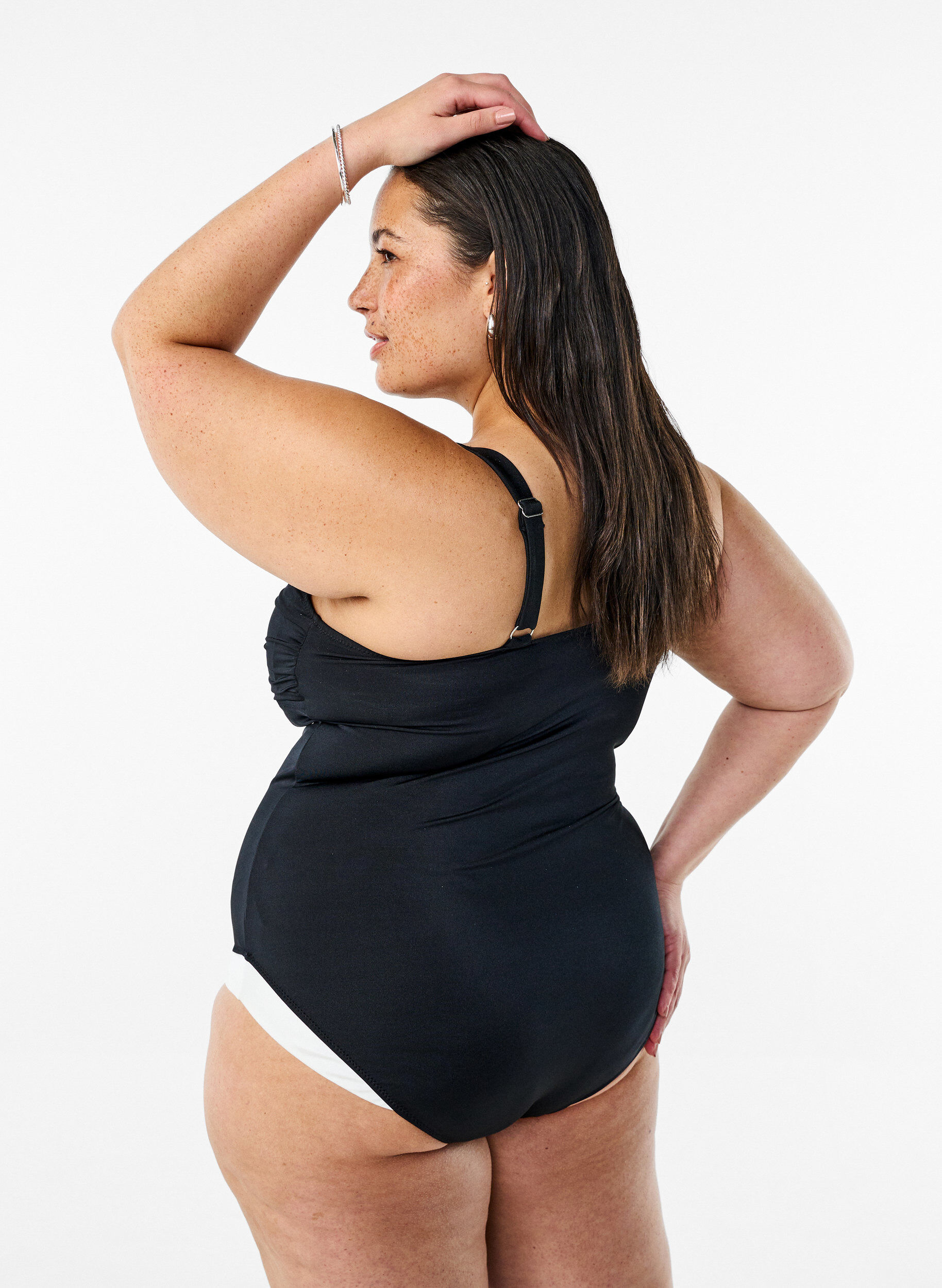 Zizzi Maillot de bain avec rembourrage et d&eacute;tails contrast&eacute;s, Noir, Model image number 1