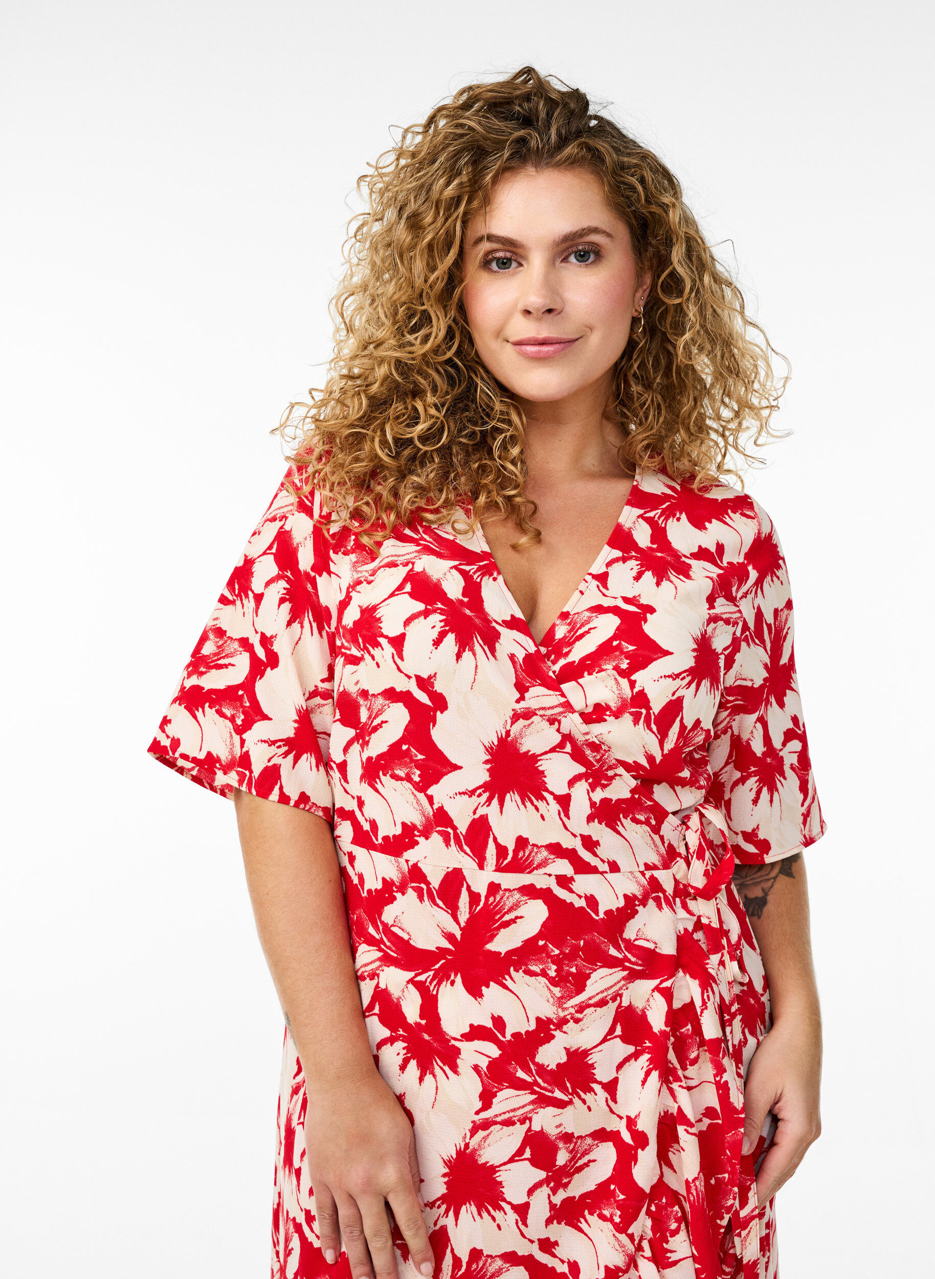 Zizzi Robe portefeuille de couleur unie avec manches courtes, Rouge, Model image number 2