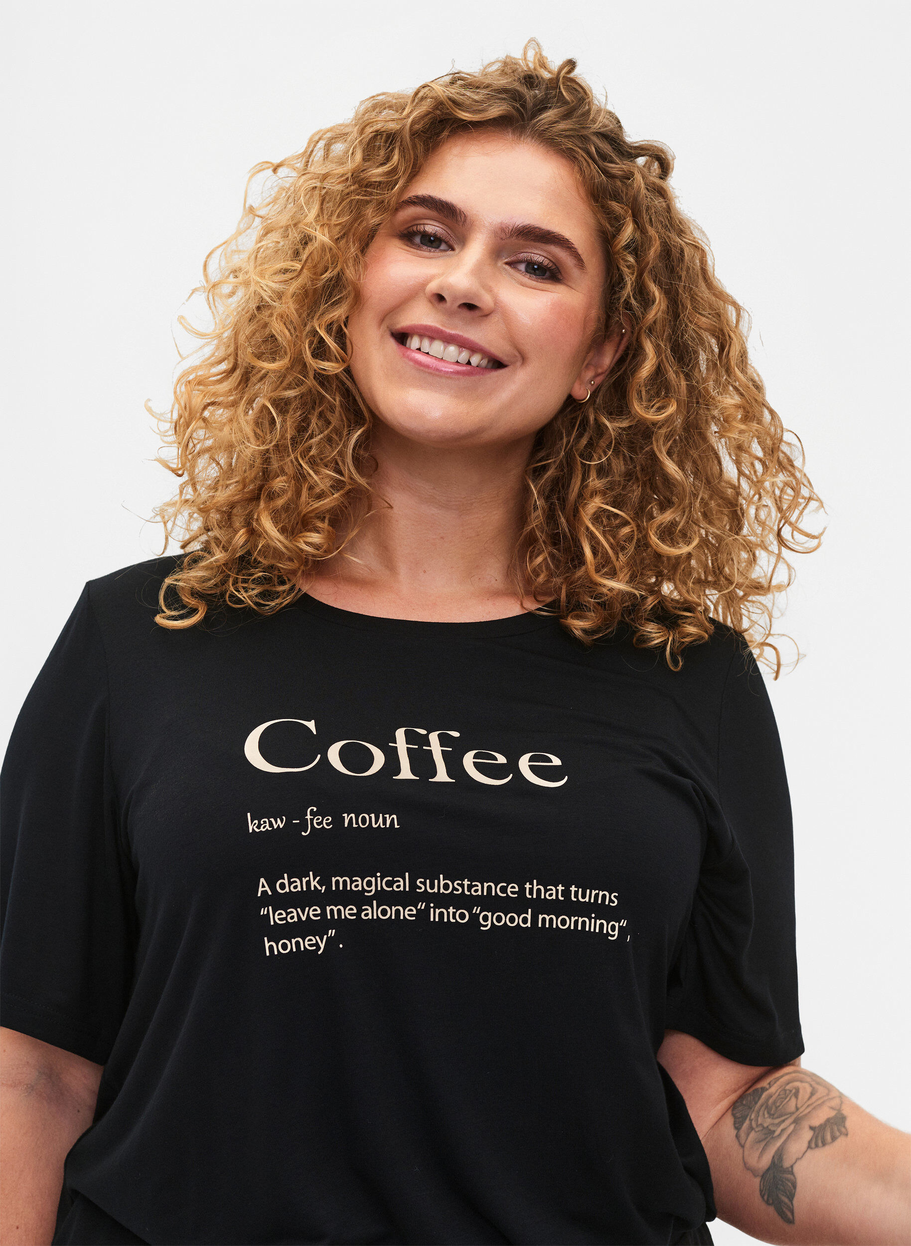 Zizzi T-shirt de nuit &agrave; manches courtes en viscose, Black Coffee, Model image number 1
