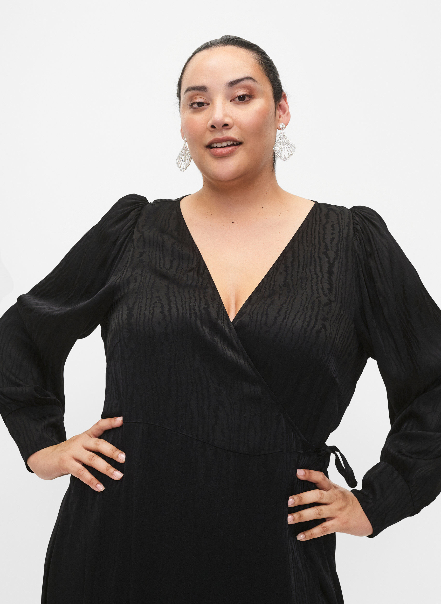 Zizzi Robe &agrave; manches longues en viscose avec imprim&eacute; ton sur ton, Black, Model image number 2