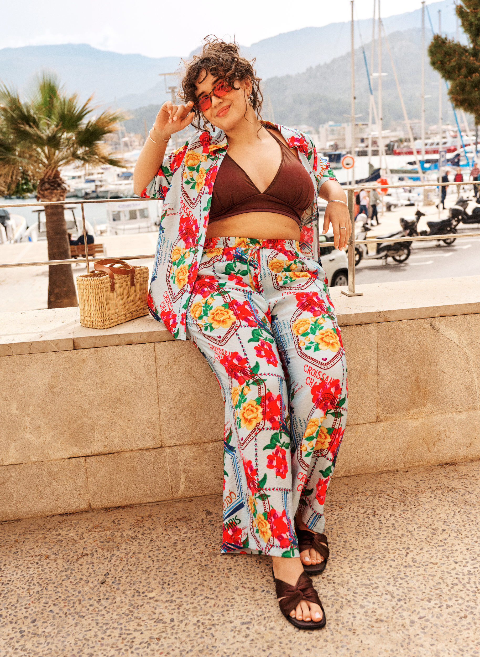 ZizziPantalon &agrave; coupe droite avec un imprim&eacute; color&eacute;, Bleu Clair, Image image number 0