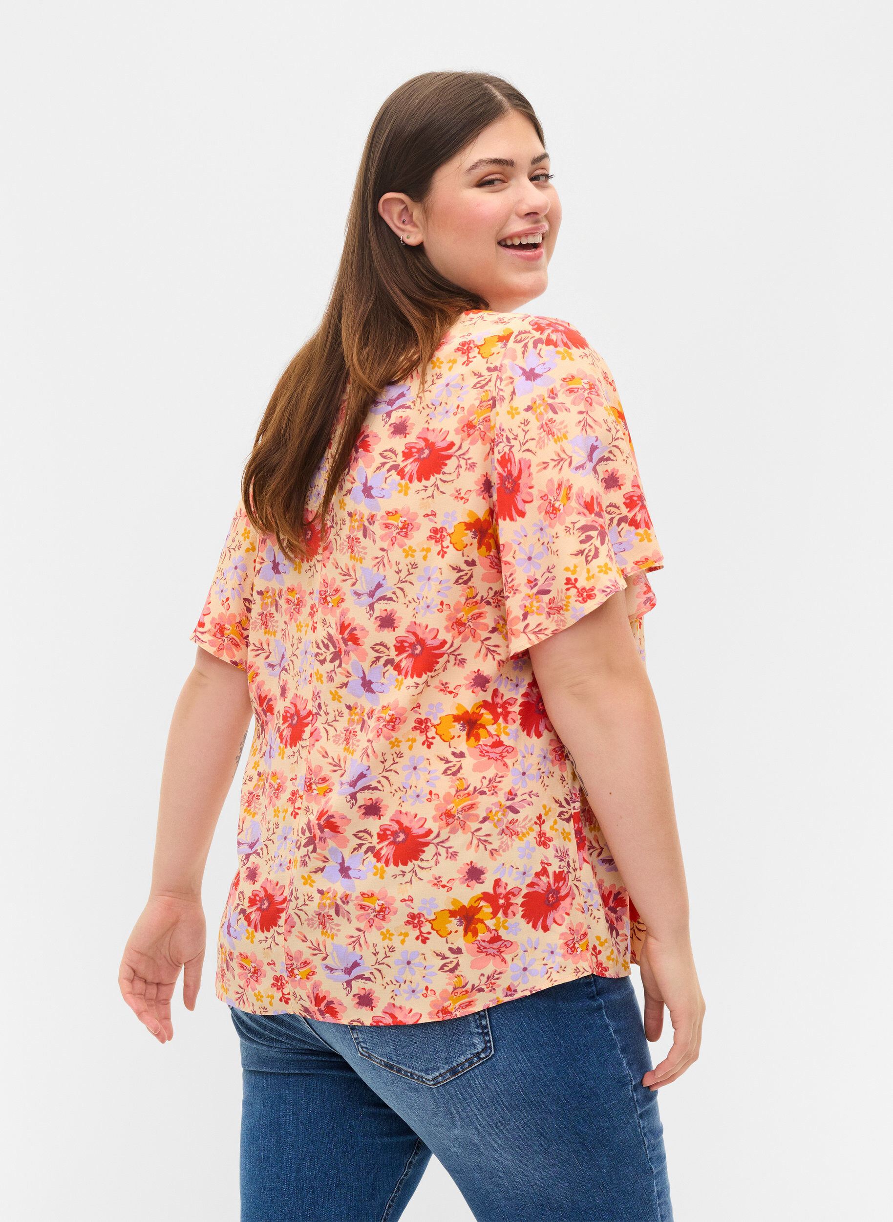 Zizzi Blouse en viscose &agrave; manches courtes avec imprim&eacute; floral, Red Orange AOP, Model image number 1