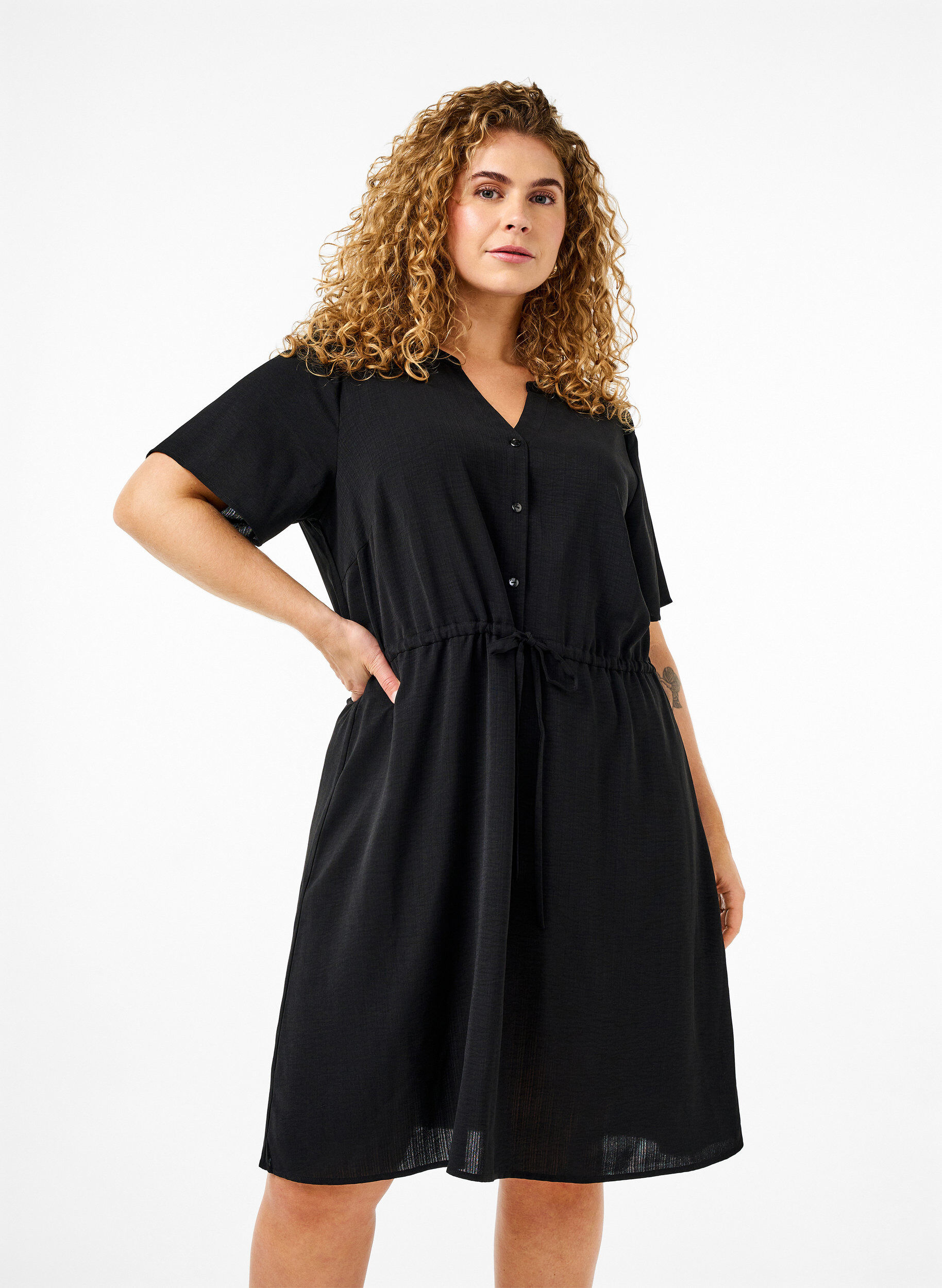Zizzi Robe &agrave; manches courtes avec ceinture &agrave; nouer, Black, Model image number 0