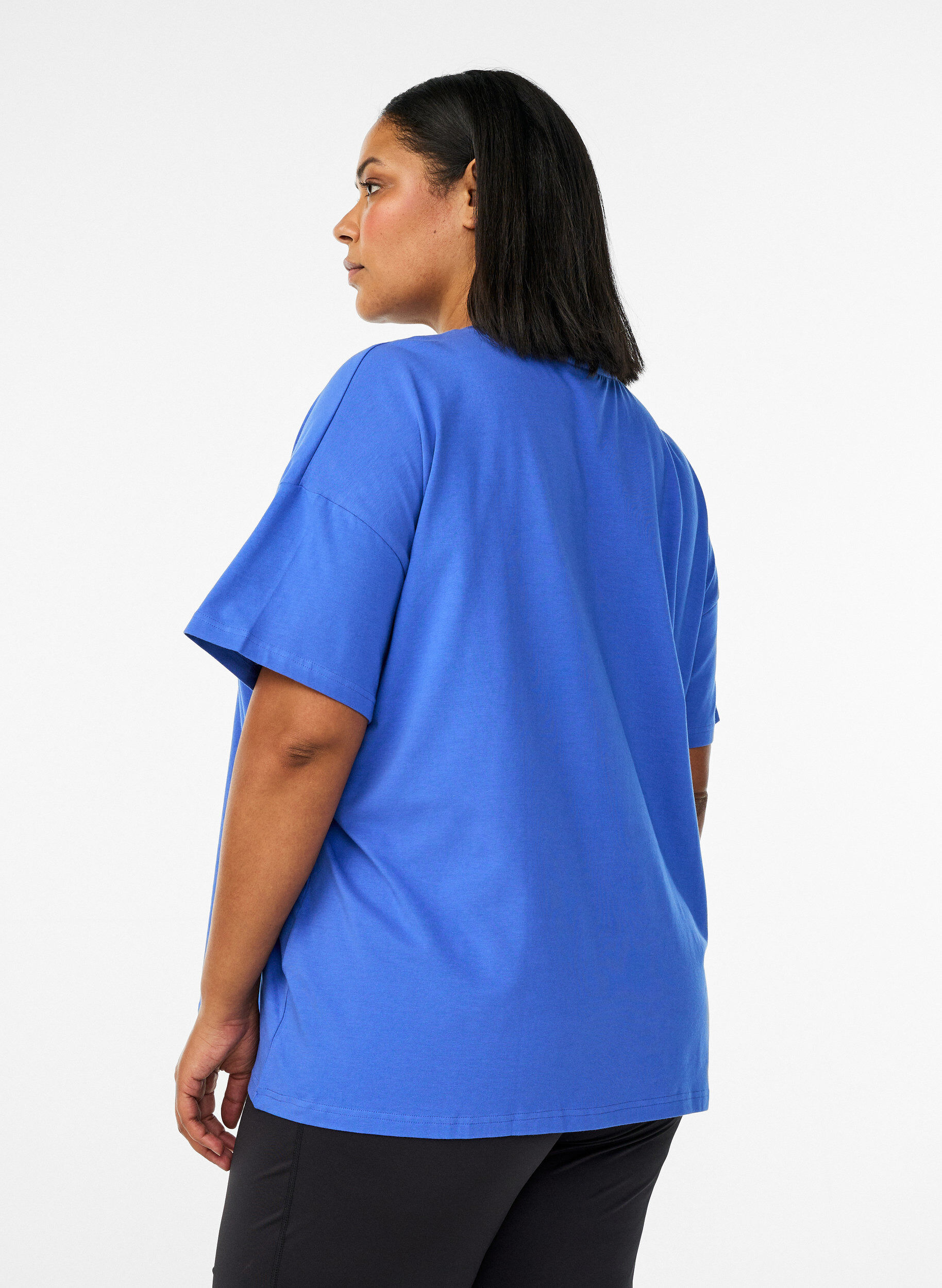 Zizzi T-shirt en coton bio avec un petit motif sur le devant, Bleu, Model image number 2
