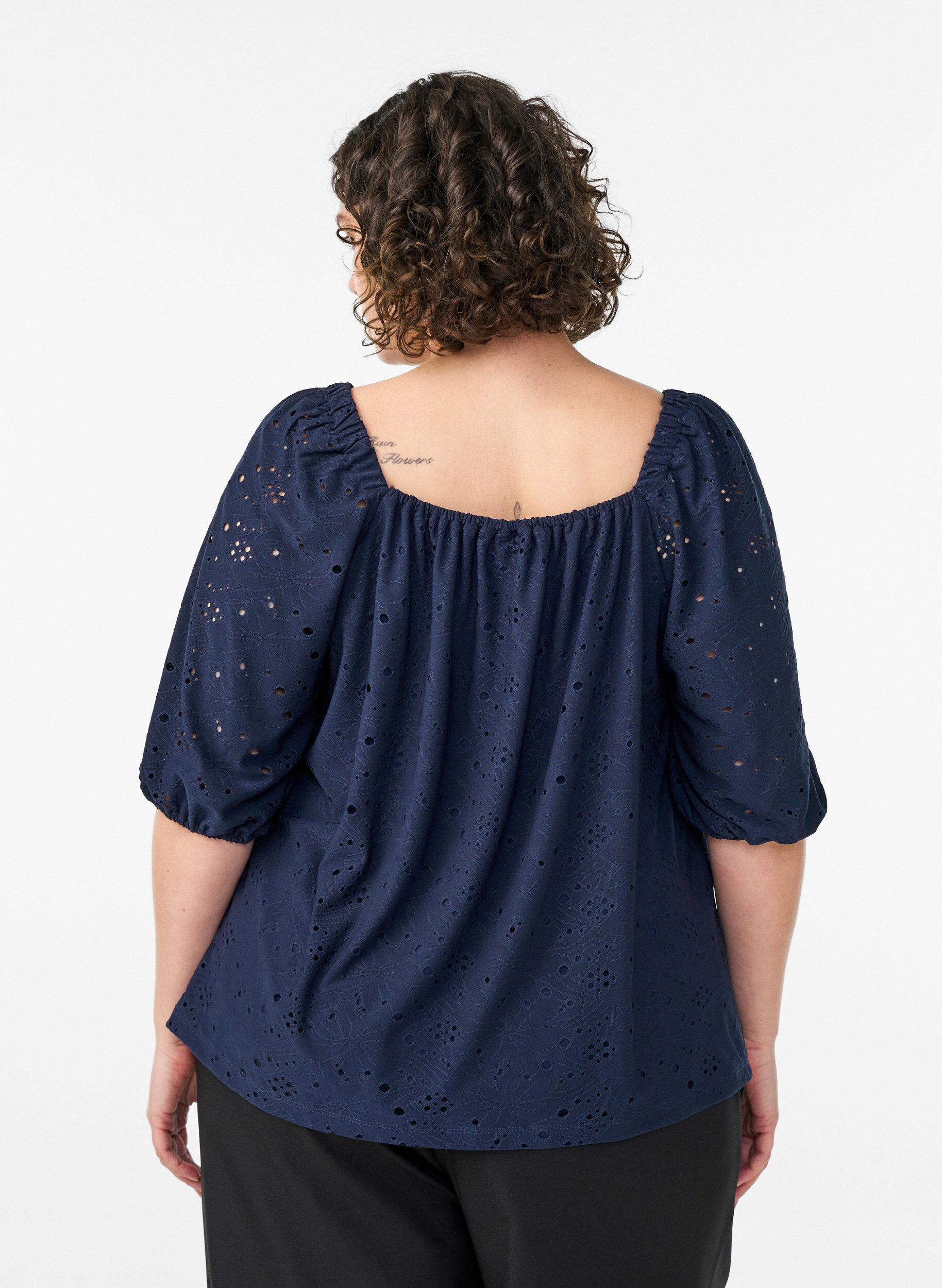 Zizzi Blouse &agrave; manches courtes bouffantes et motif ajour&eacute;, Bleu, Model image number 2