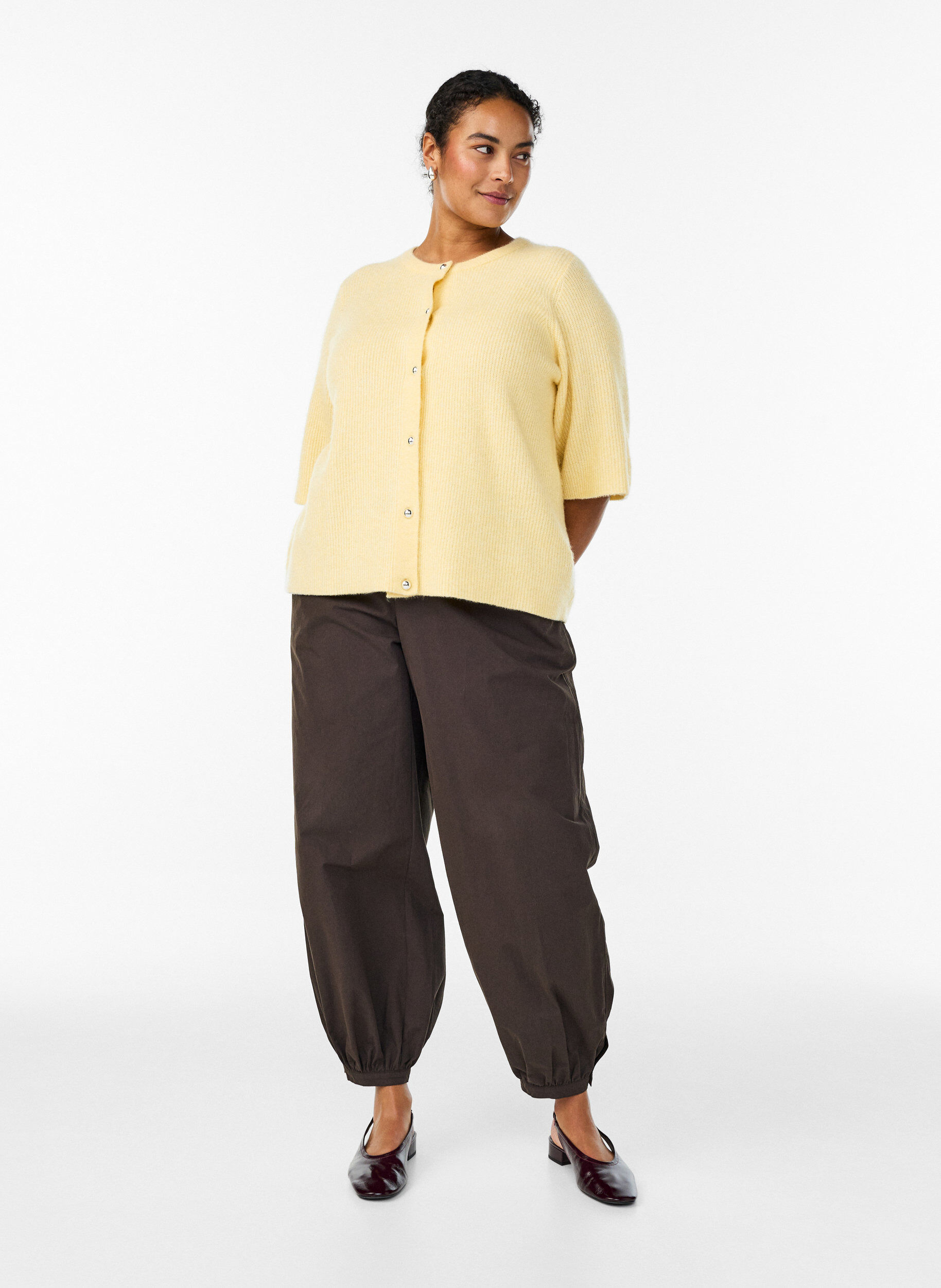 Zizzi Cardigan en maille &agrave; manches courtes avec boutons boule brillants, Jaune clair, Model image number 1