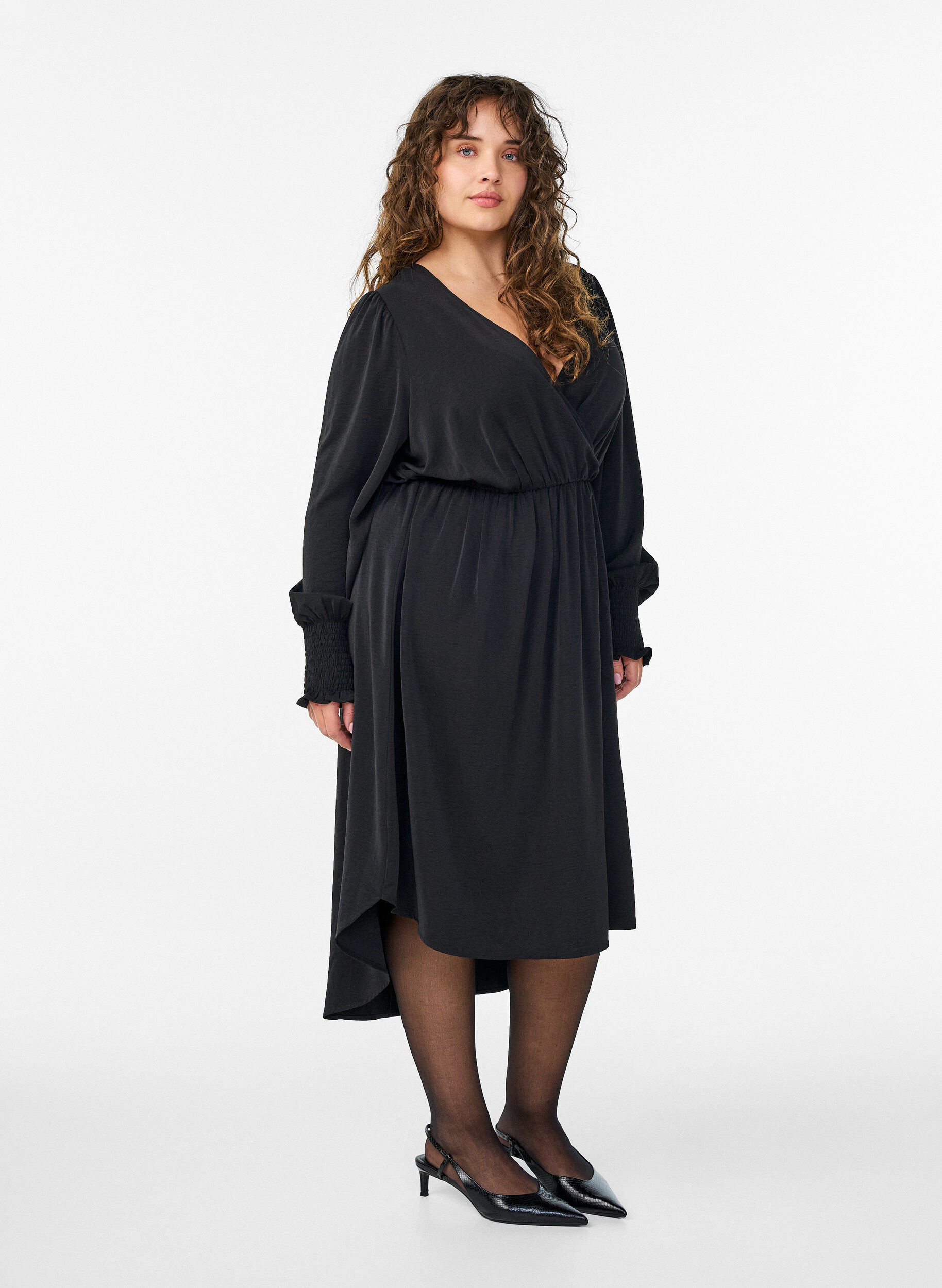 Zizzi Robe midi avec effet portefeuille et manches smock&eacute;es, Noir, Model image number 1