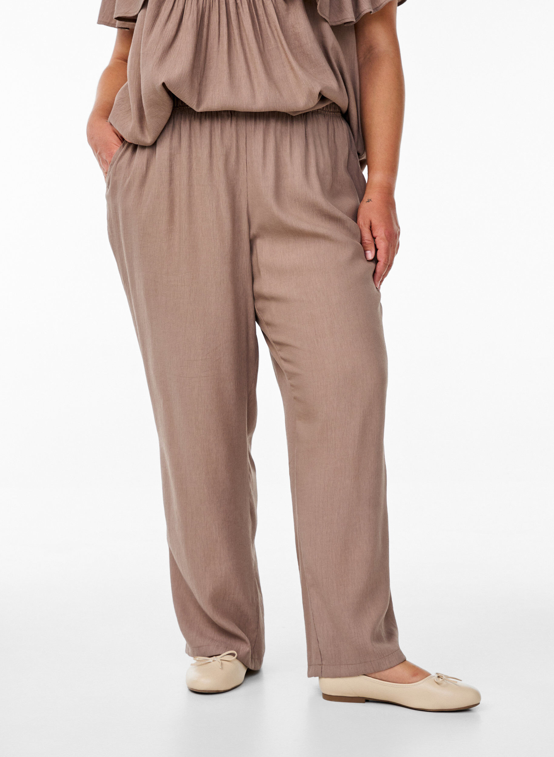 Zizzi Pantalon taille haute en viscose avec poches, Marron, Model image number 2