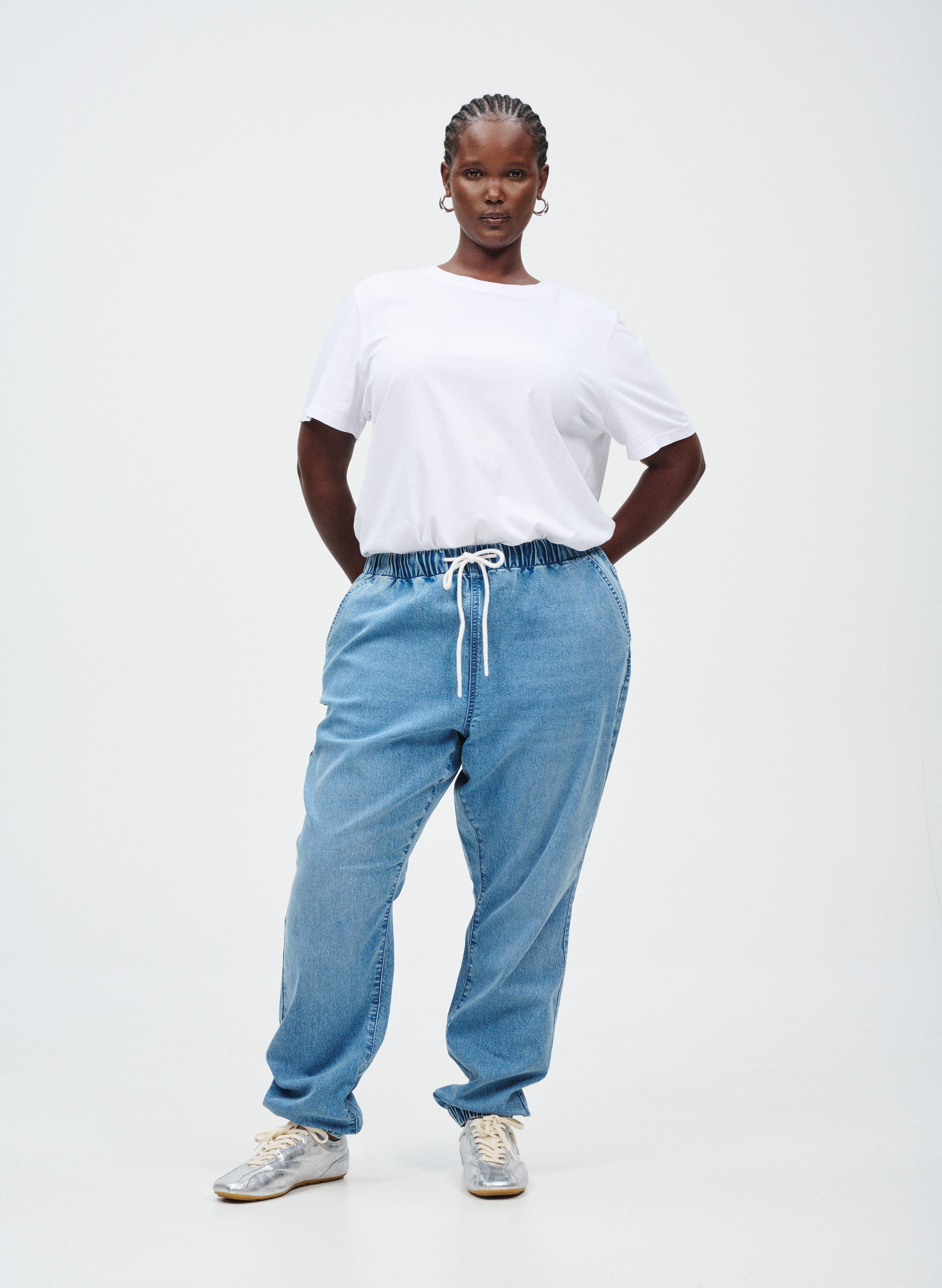 Pantalon en denim l&eacute;ger avec cordons de serrage, , Model