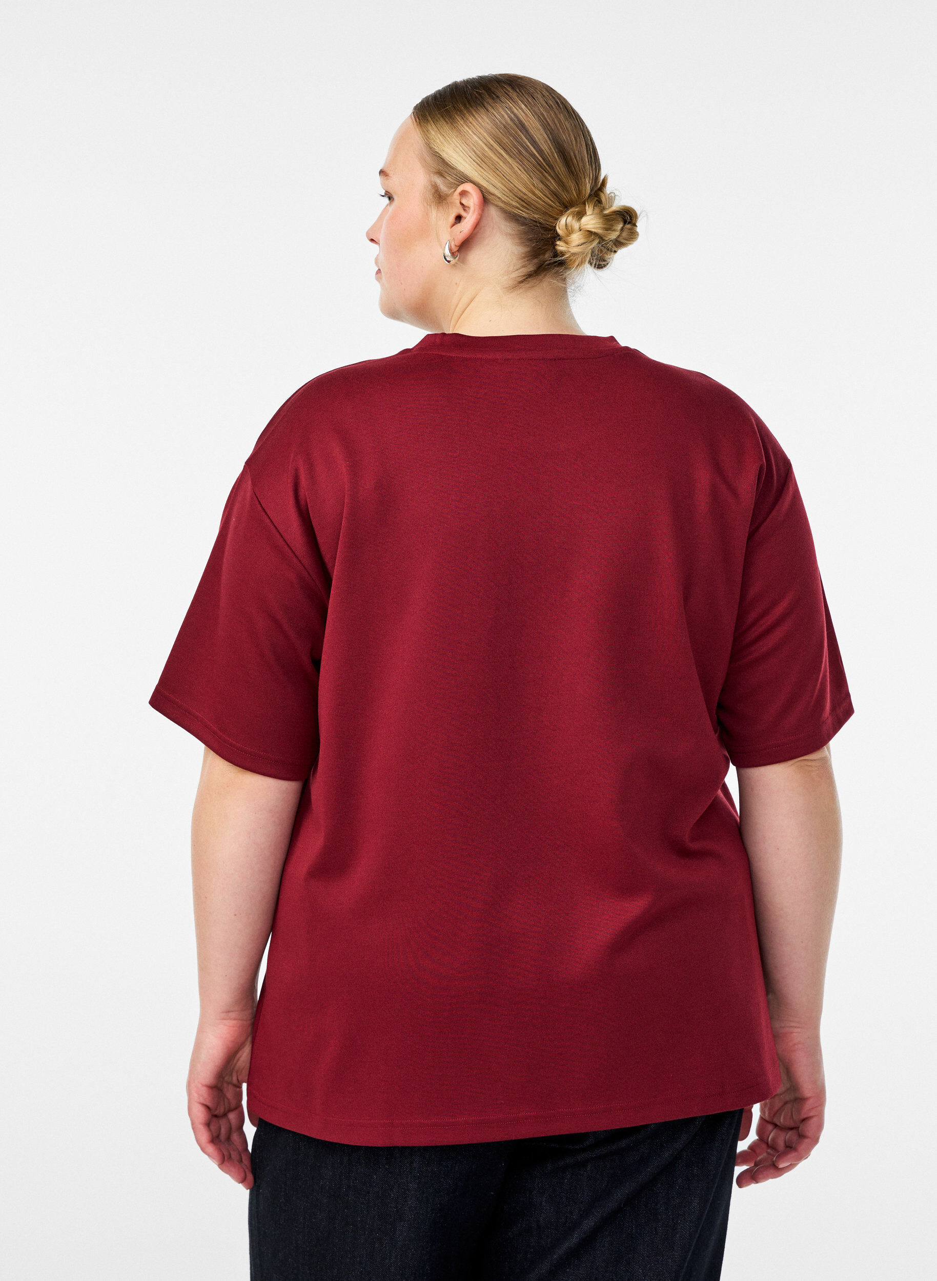 Zizzi T-shirt avec strass et col rond, Bordeaux fonc&eacute;, Model image number 2