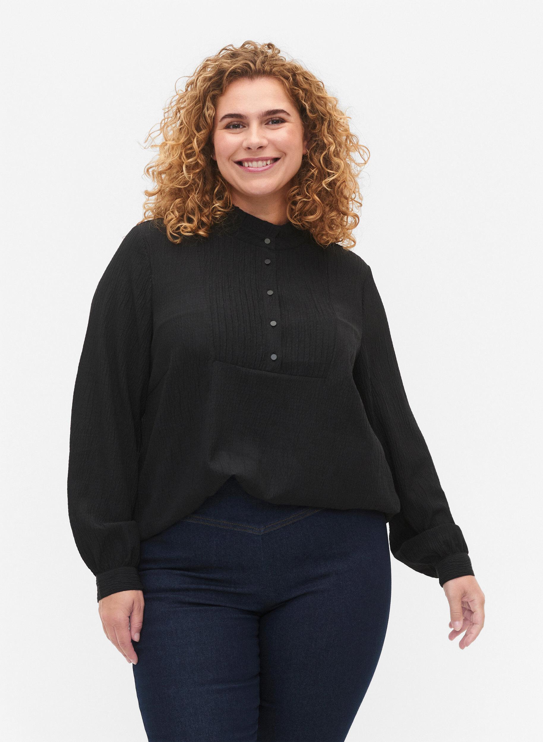 Zizzi Blouse &agrave; manches longues avec col volant&eacute;, Black, Model image number 0