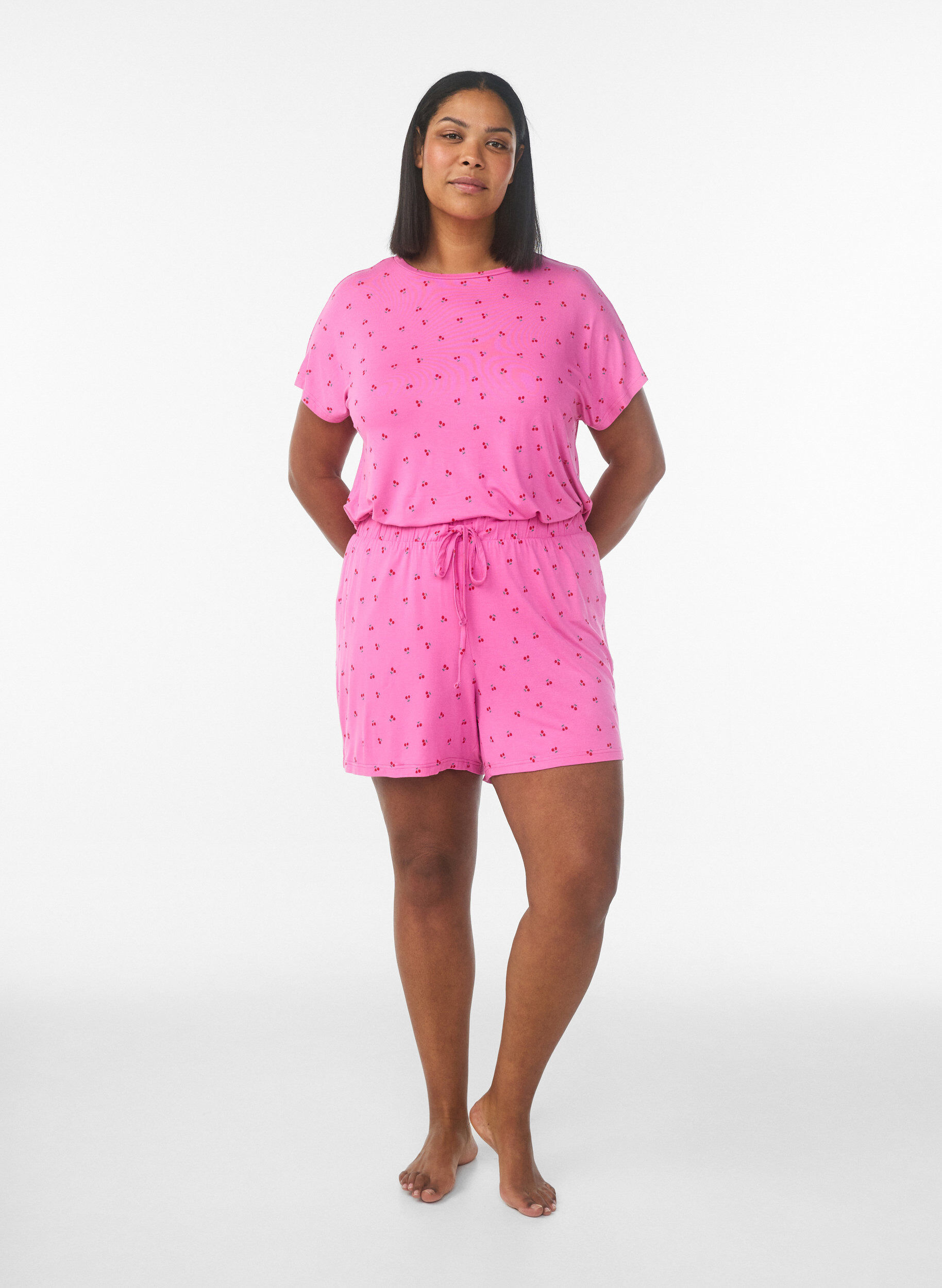 Zizzi Short de pyjama en jersey de viscose avec un imprim&eacute; int&eacute;gral, Rose, Model image number 1