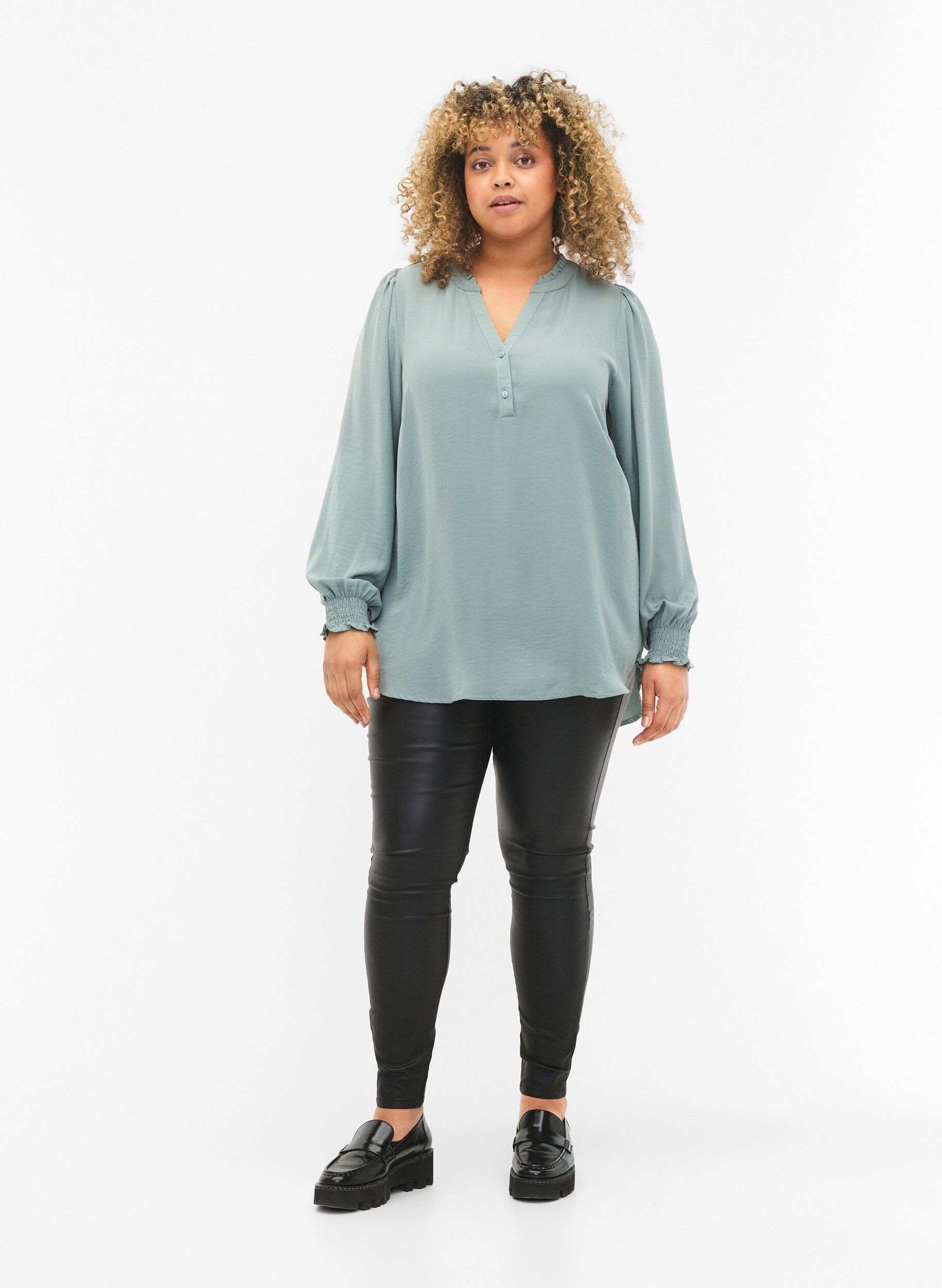 Zizzi Blouse avec smocks et d&eacute;collet&eacute; en V, Chinois Green, Model image number 2