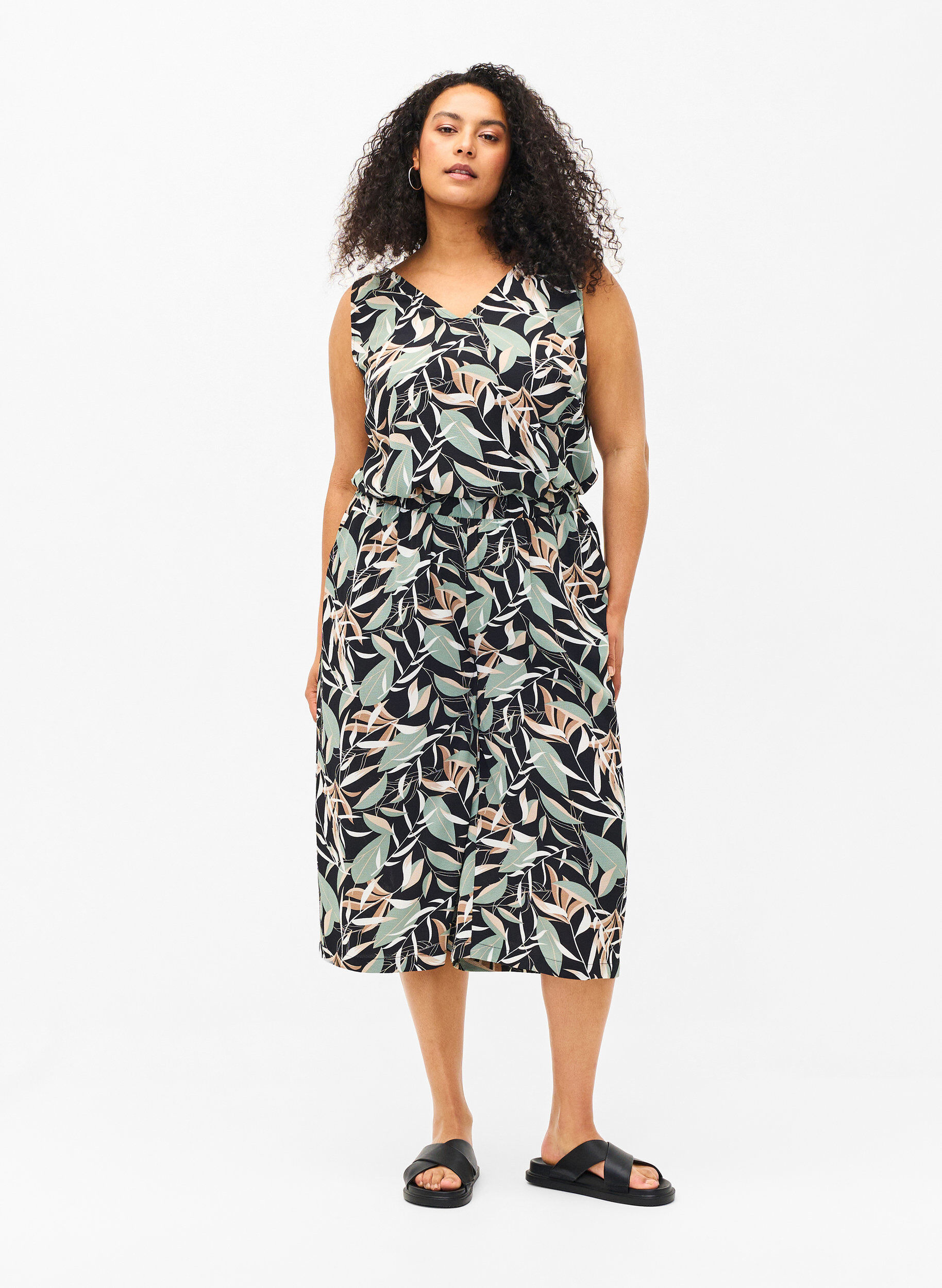 Zizzi Haut imprim&eacute; &agrave; encolure en V, Black w. Gr.Leaf AOP, Model image number 2