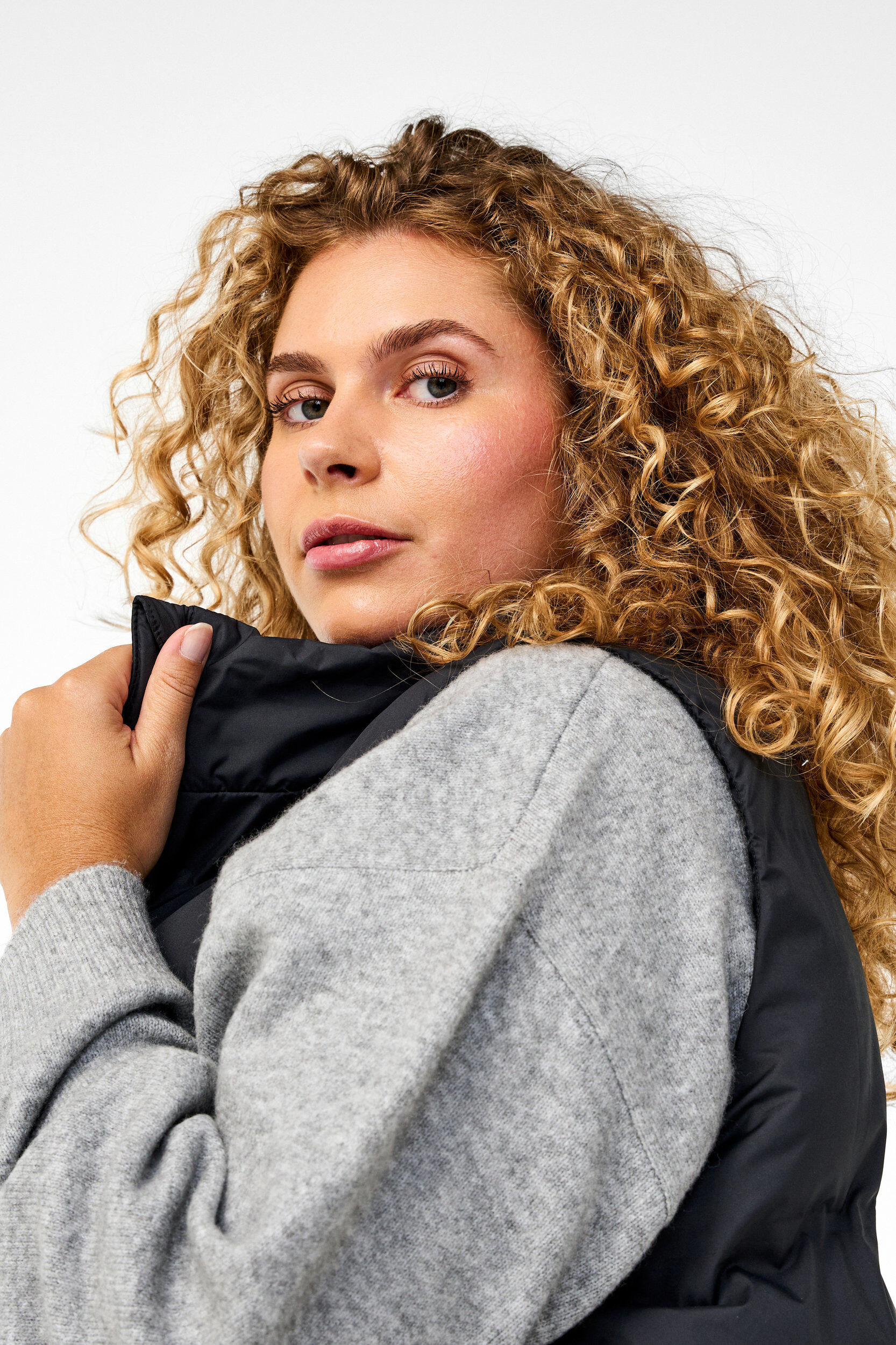 Zizzi Gilet long avec poches et fermeture &eacute;clair &agrave; double sens, Noir, Model image number 4