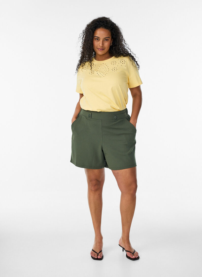Short avec poches et coupe ample, Vert, Model image number 1