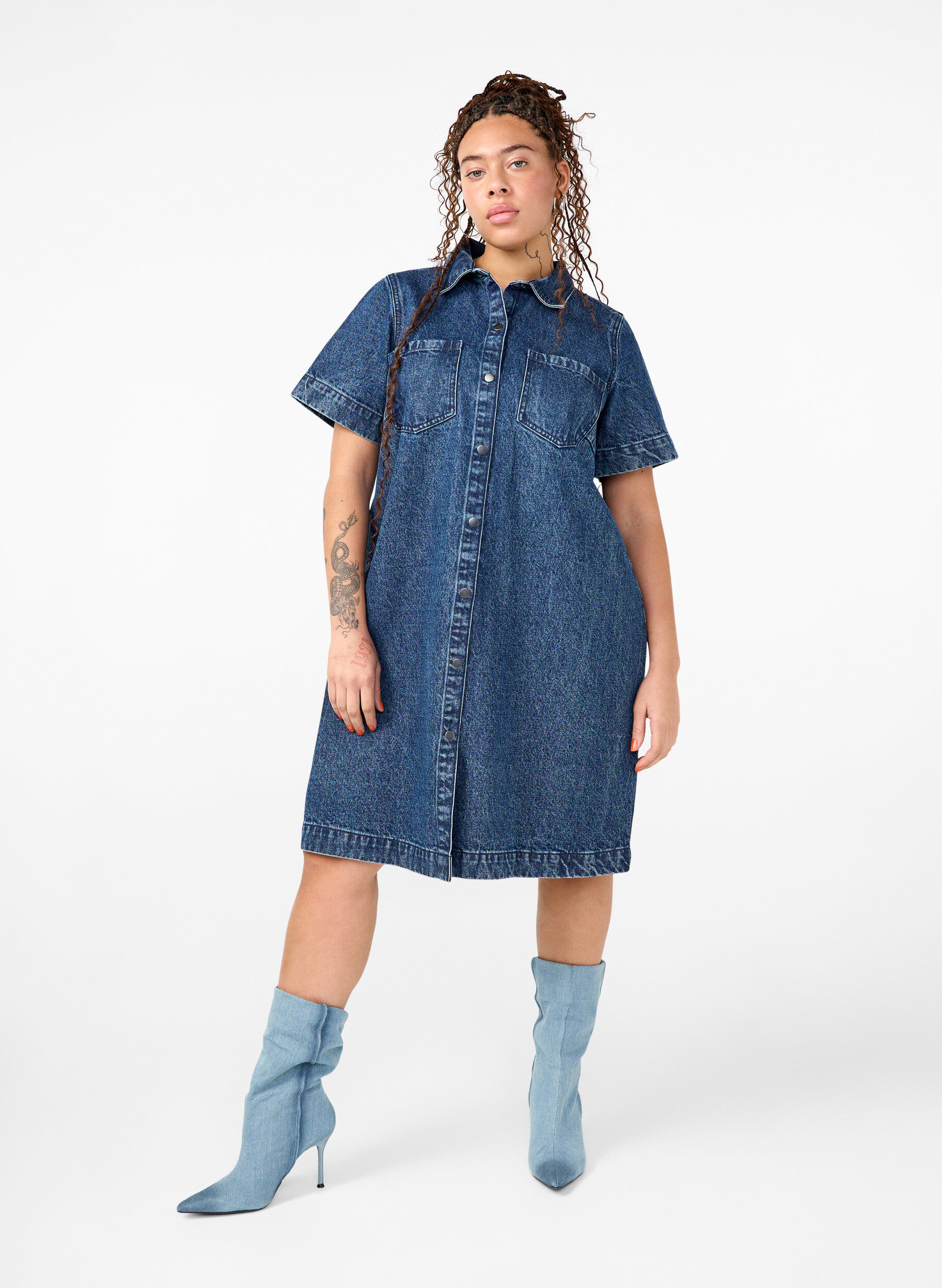 Zizzi Chemise en jean longue &agrave; manches courtes, Blue Denim, Model image number 2