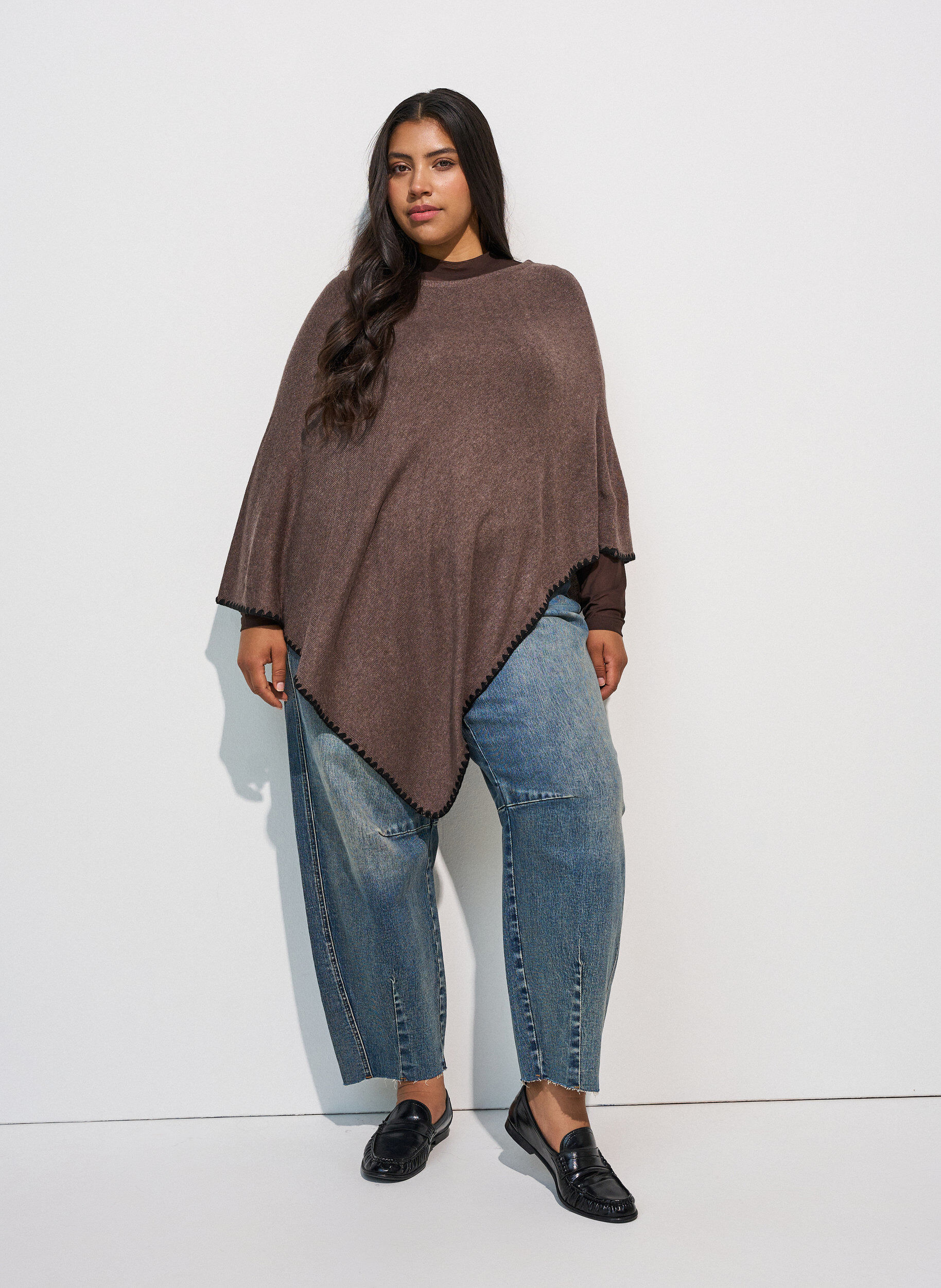 ZizziPoncho en maille fine, Marron, Model image number 1