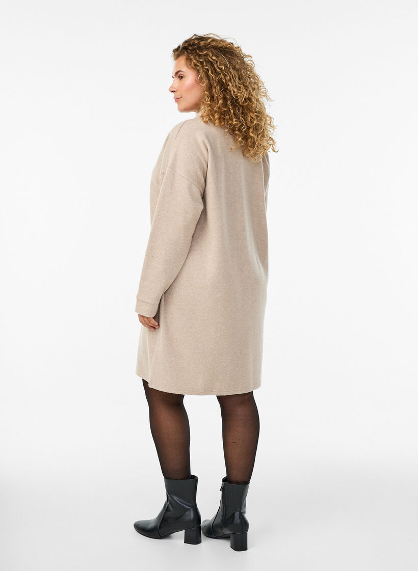 Robe mi-longue en jersey avec un col en V, Beige, Model image number 2