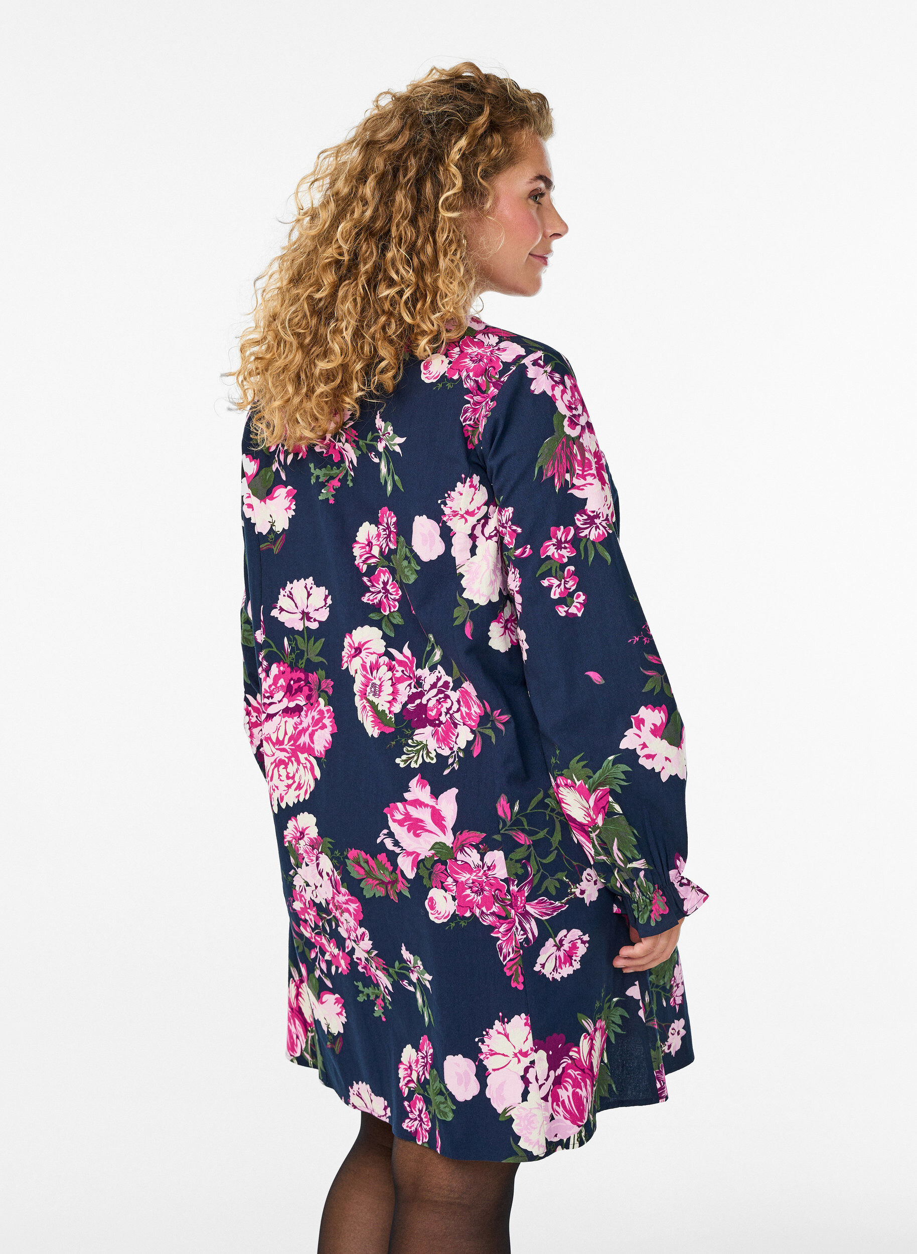 Zizzi Robe courte en coton avec col V et manches longues, Bleu, Model image number 2