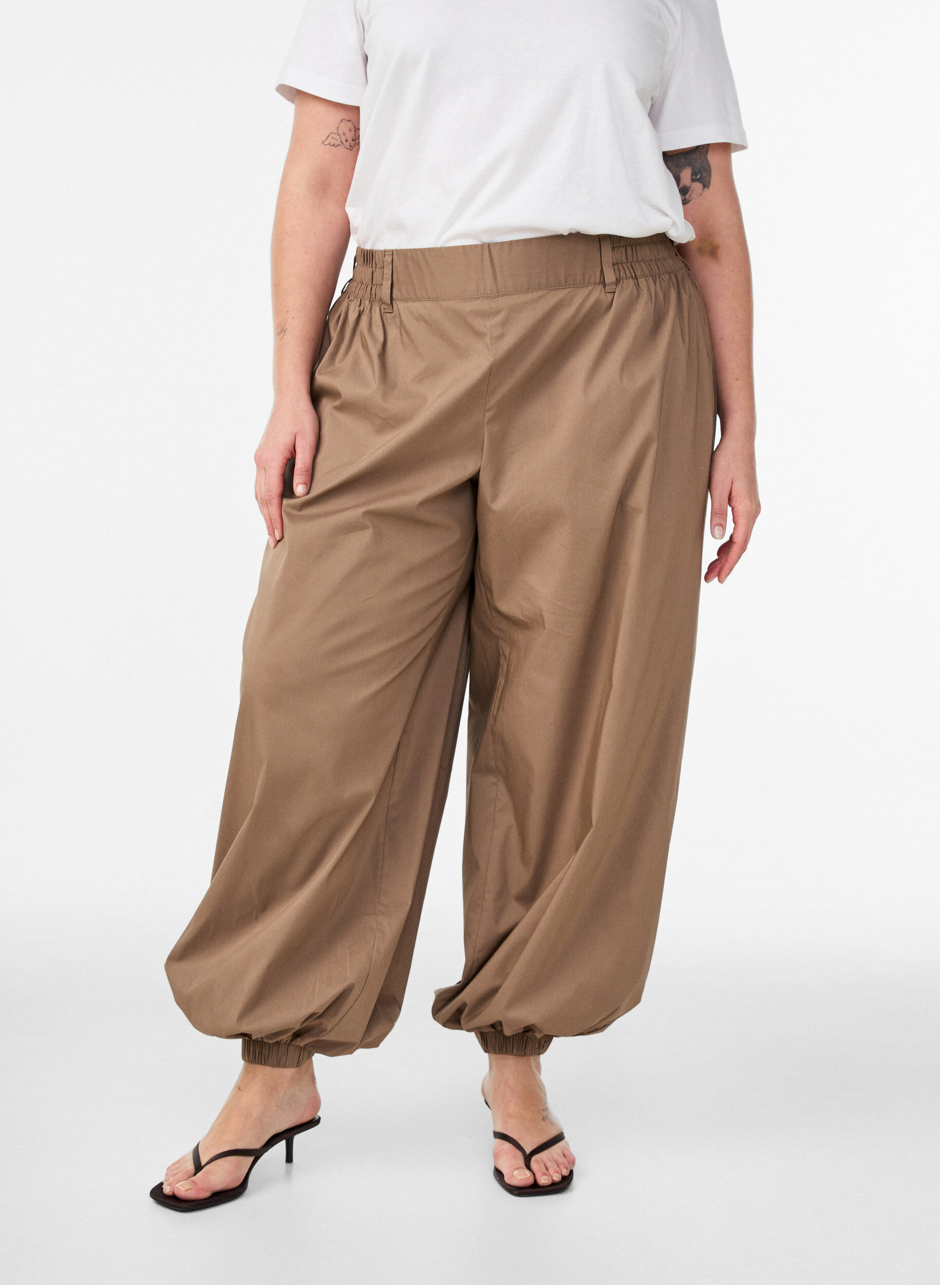 Zizzi Pantalon ballon taille haute avec ceinture &eacute;lastique, Marron, Model image number 2