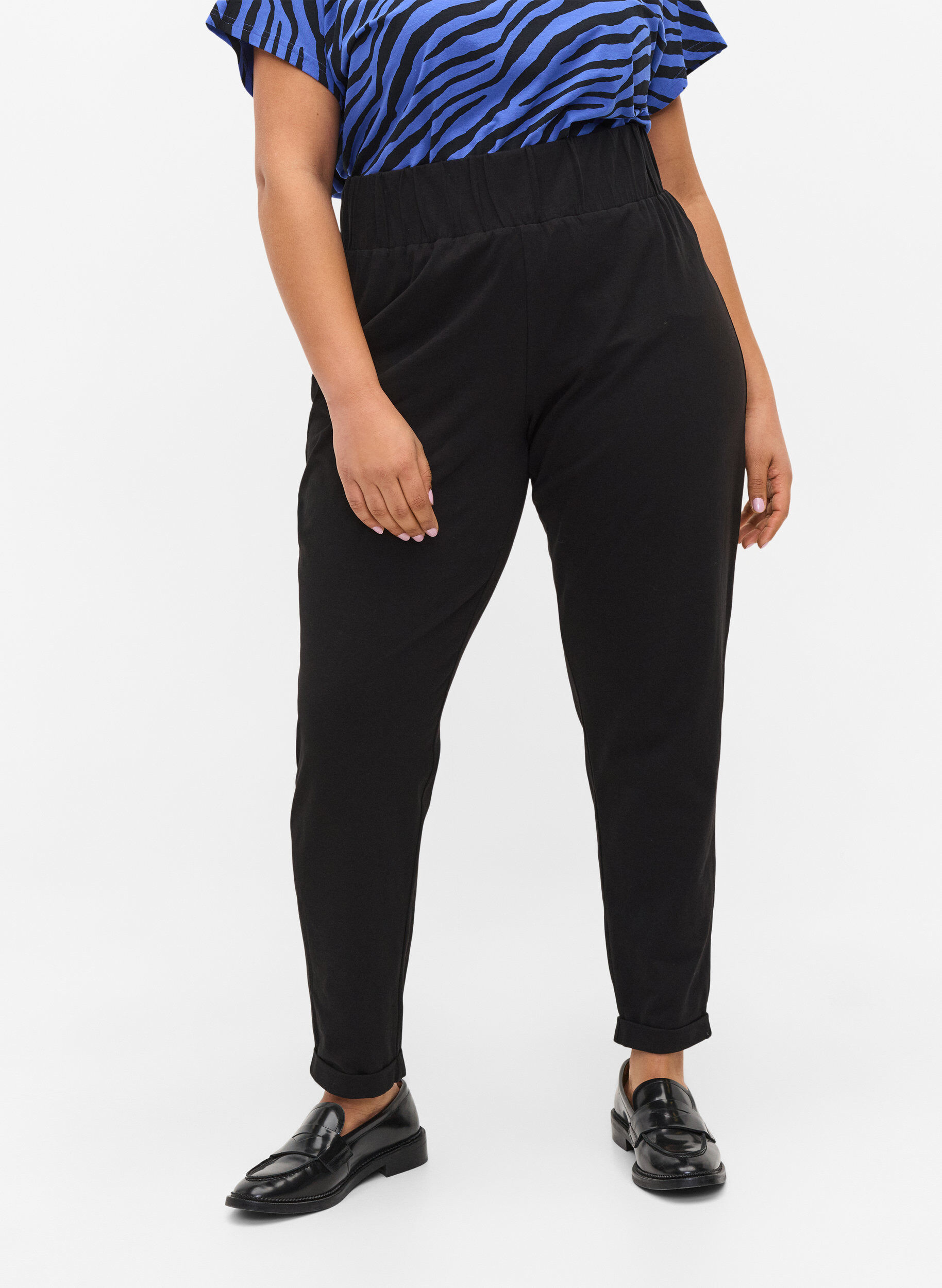 Zizzi Pantalon en coton &agrave; revers, Noir, Model image number 3
