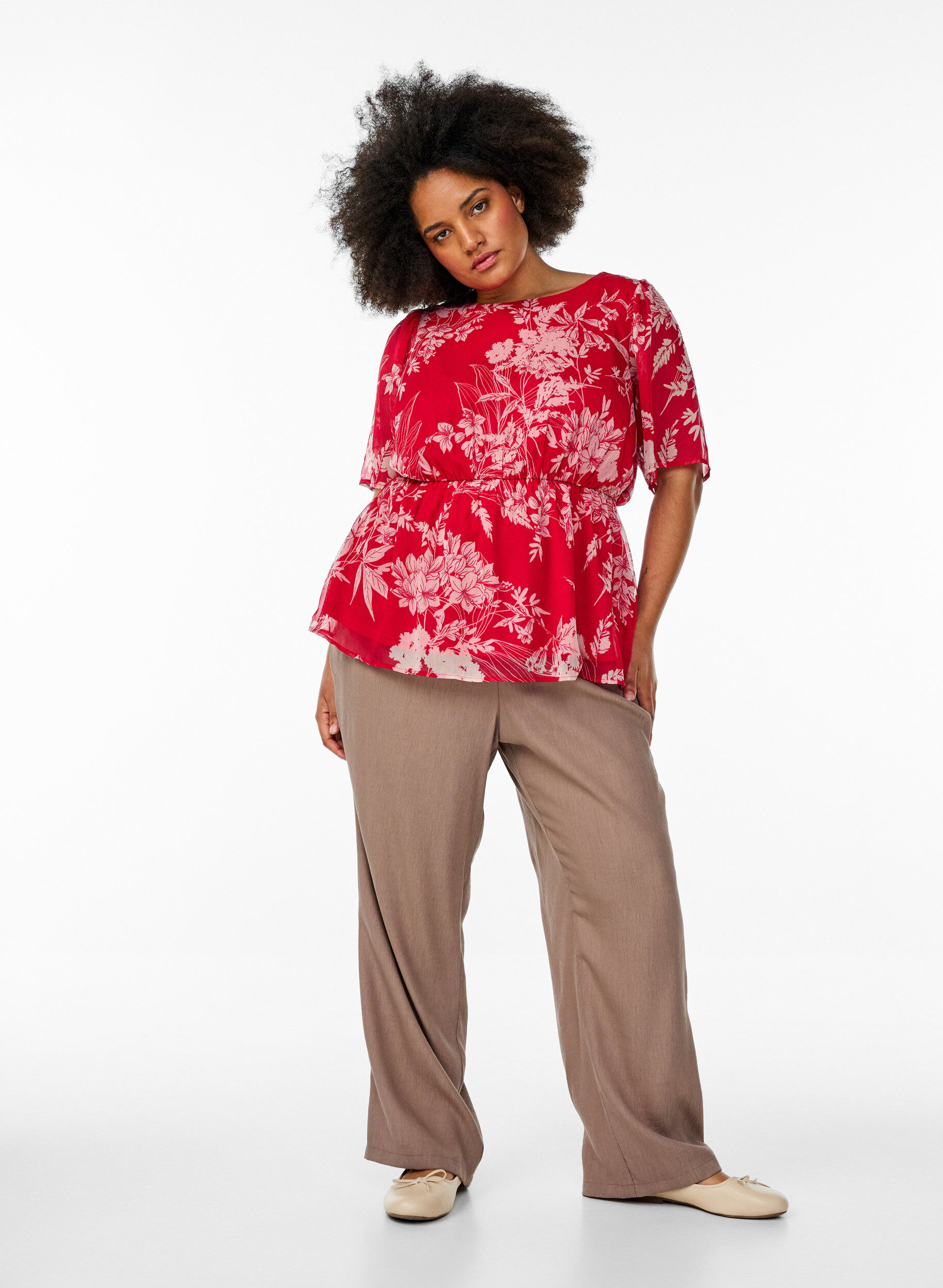 Zizzi Chemisier en mousseline floral avec taille &eacute;lastique, Rouge, Model image number 1