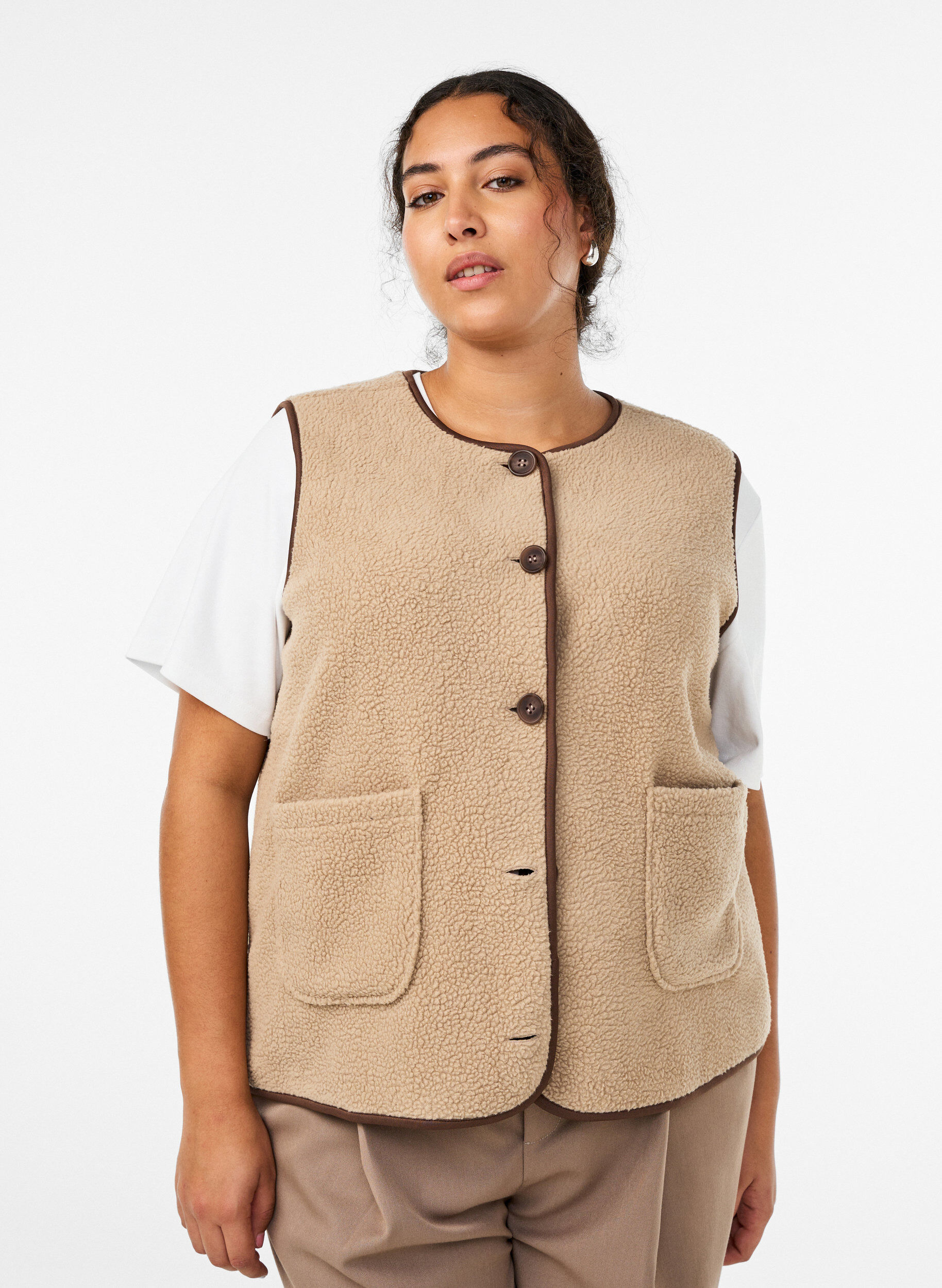 Veste sans manches en teddy avec finitions contrast&eacute;es, Beige, Model