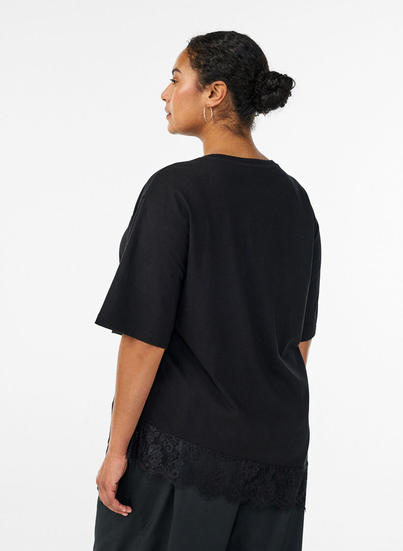 T-shirt avec ourlet asym&eacute;trique en dentelle, Noir, Model image number 2