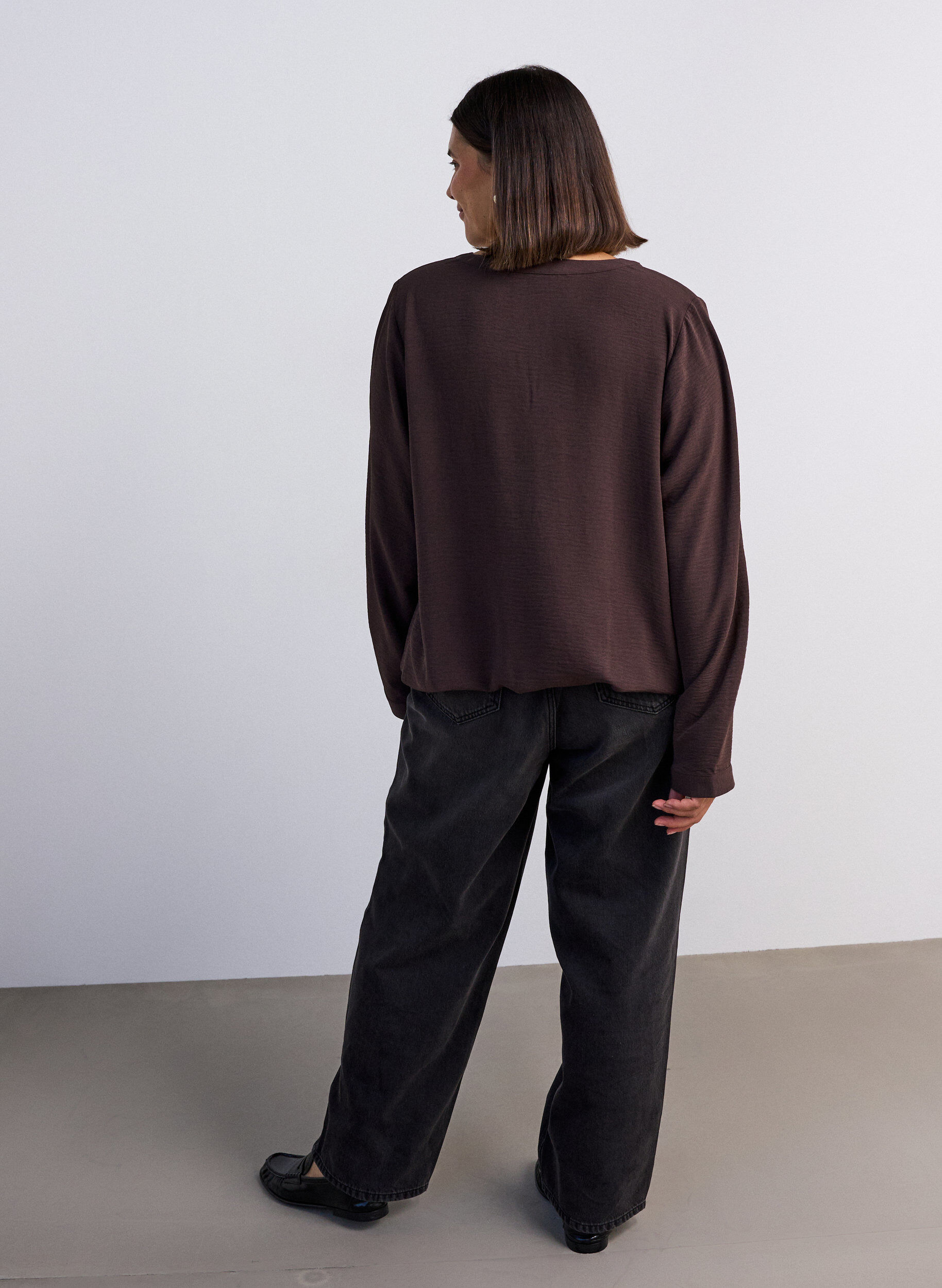 ZizziBlouse &agrave; la silhouette ballon avec col en V, Marron, Model image number 2