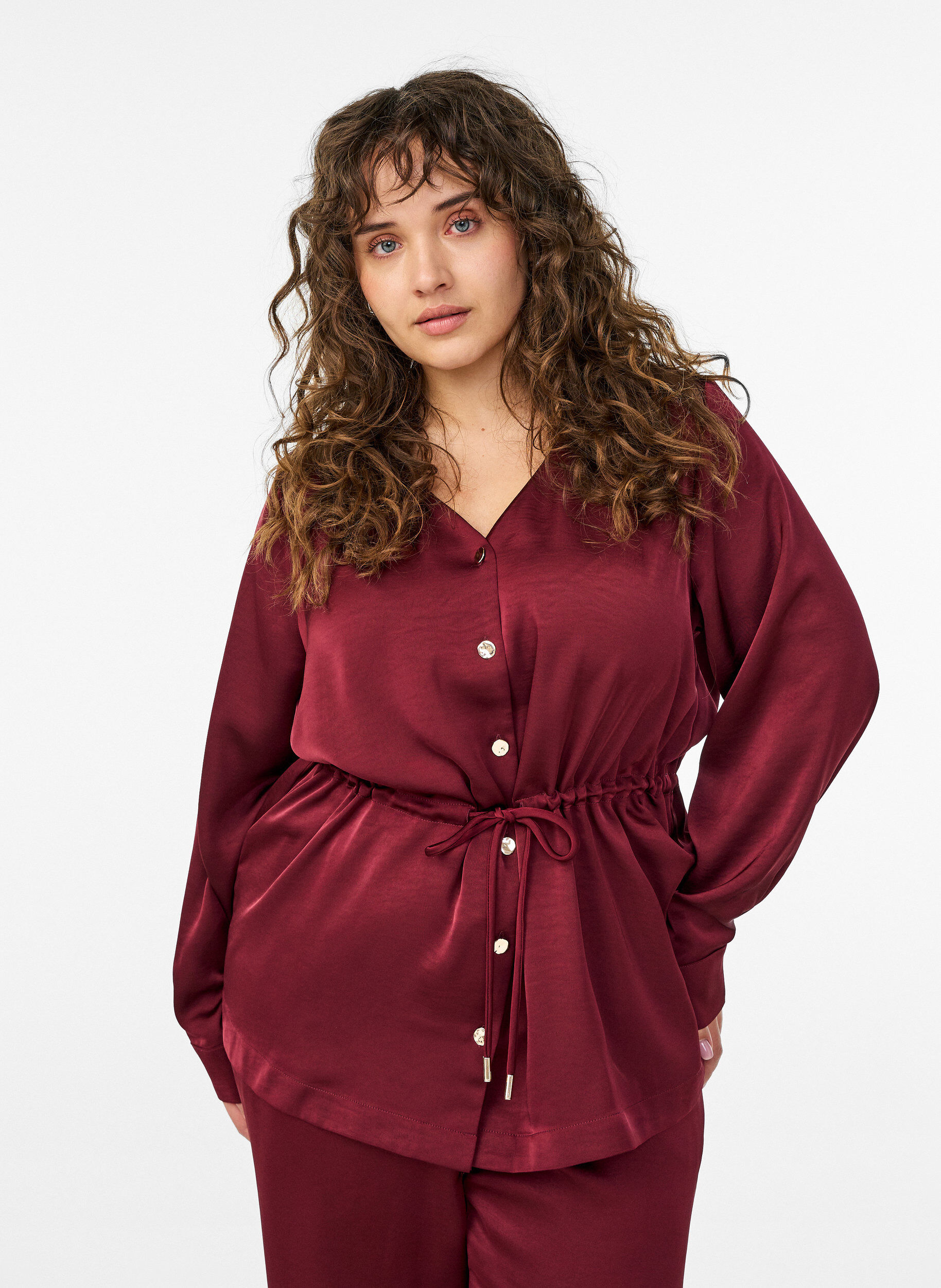 Blouse de soir&eacute;e satin&eacute;e avec boutons et taille ajustable, Bordeaux fonc&eacute;, Model