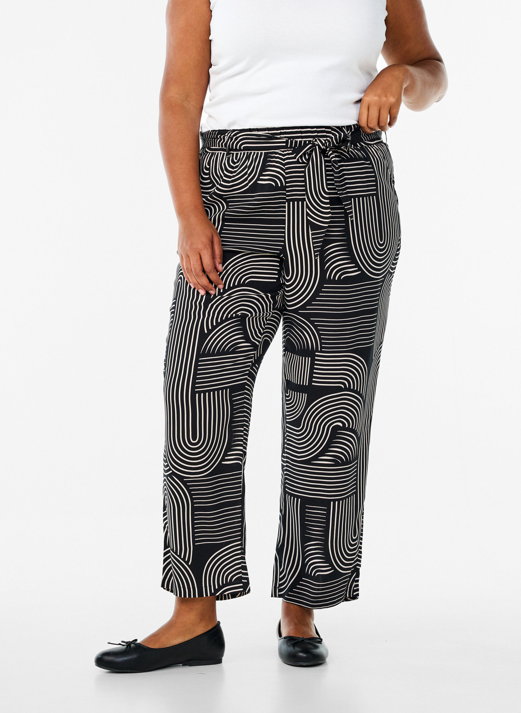 Zizzi Pantalon taille haute en viscose, Noir, Model image number 2