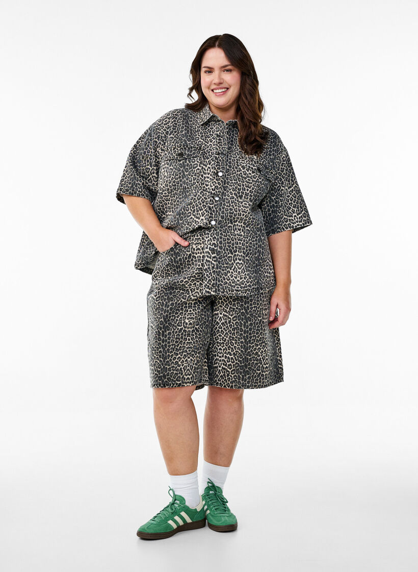Chemise en denim à imprimé léopard et manches courtes, Leopard, Model image number 2