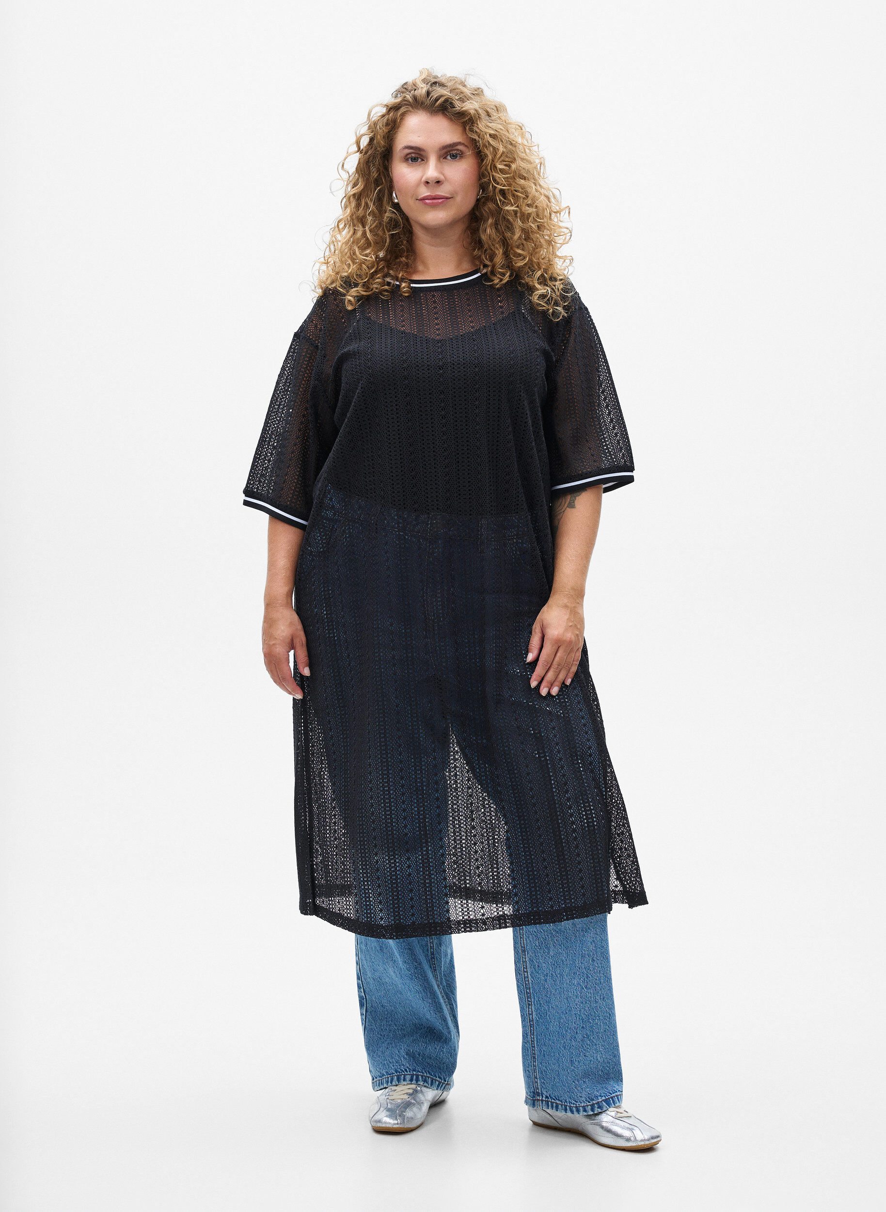 Robe mi-longue avec motif ajour&eacute; et manches courtes, Noir, Model