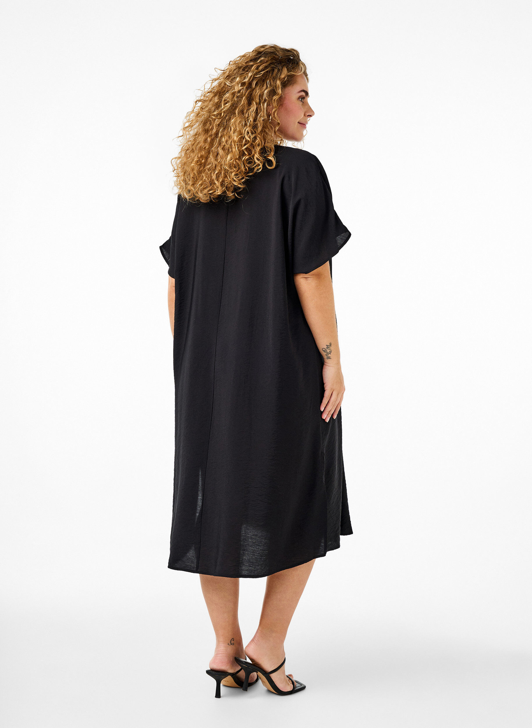 Zizzi Robe &agrave; col en V en viscose, Noir, Model image number 1
