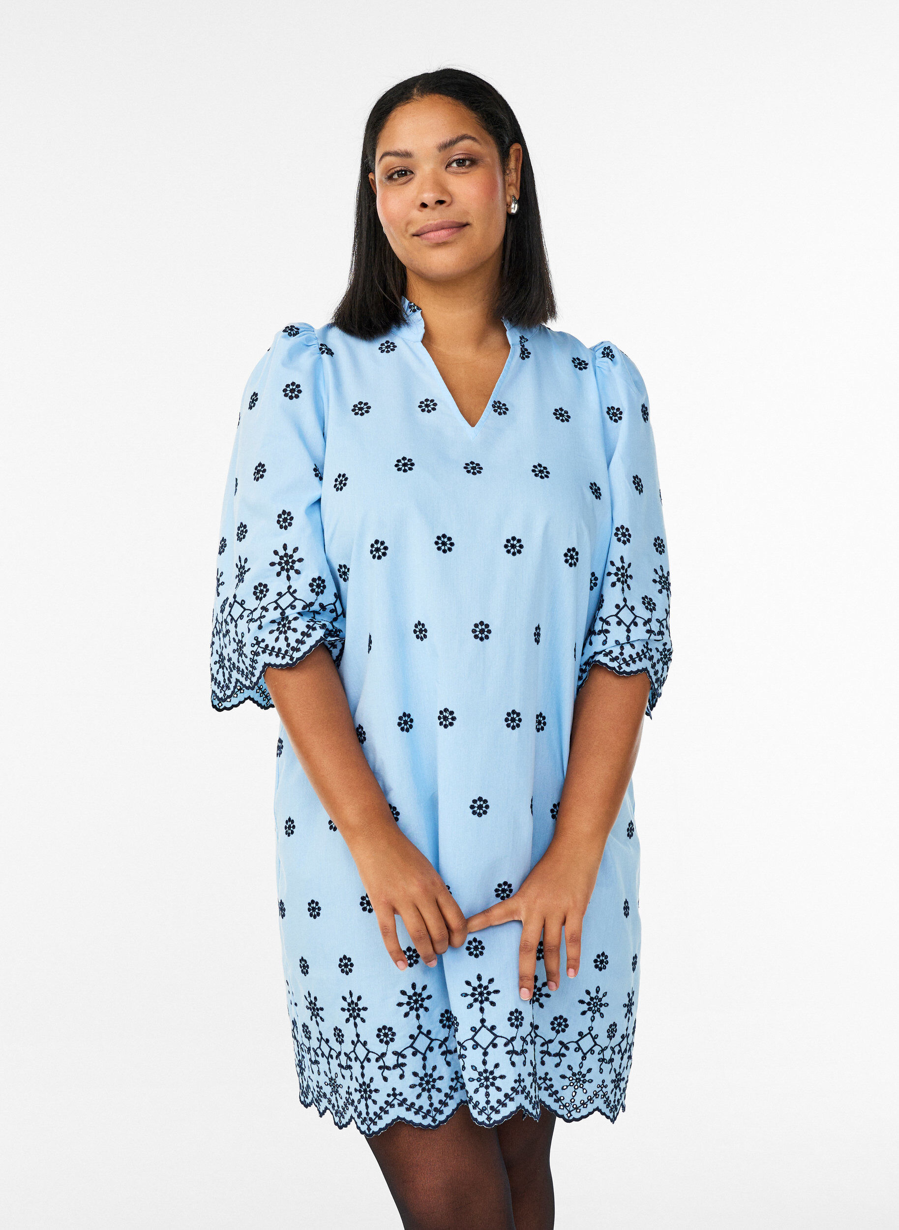 Robe courte brod&eacute;e &agrave; manches 3/4, Bleu, Model