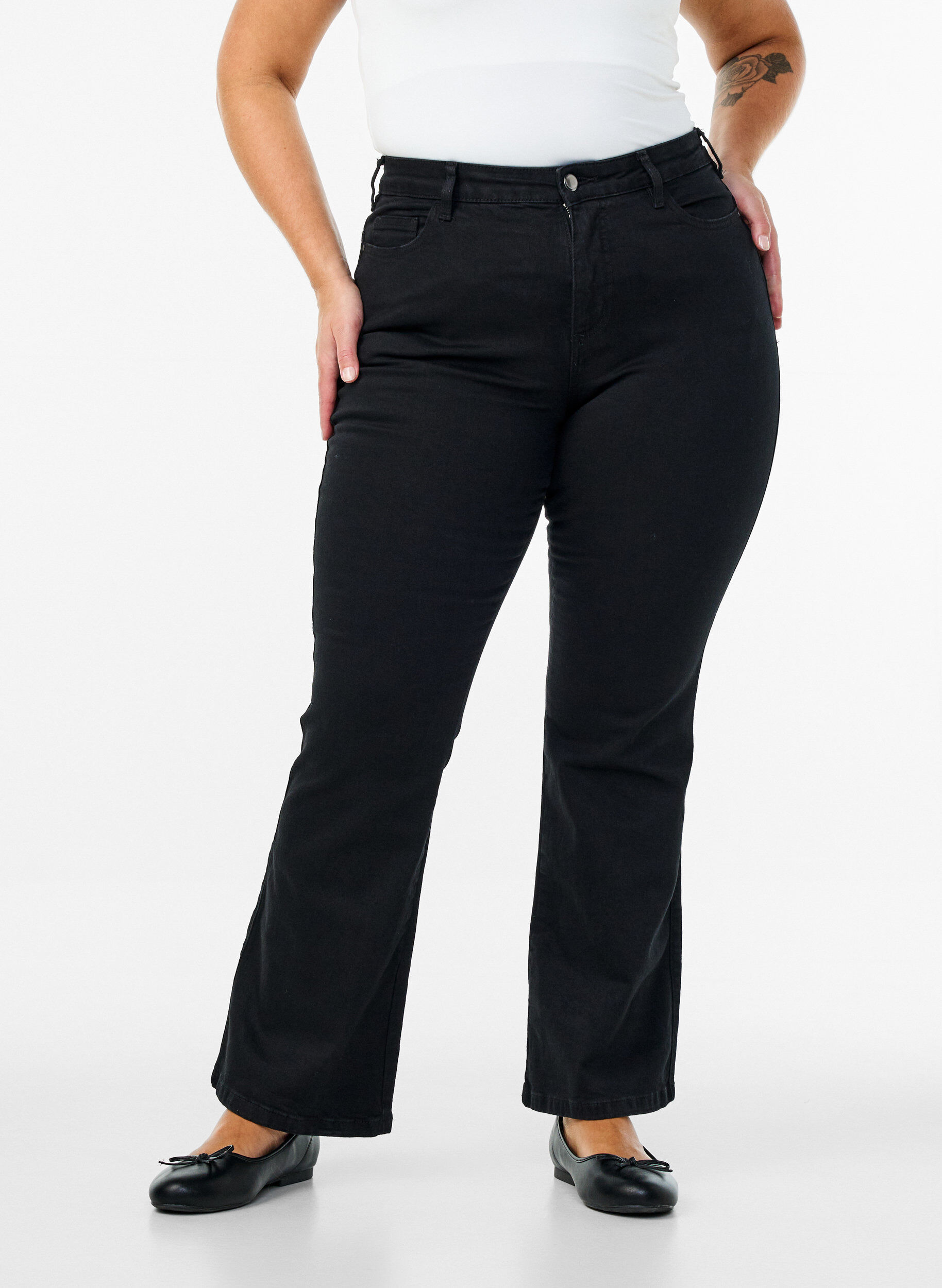 Zizzi Ellen jeans bootcut avec taille haute, Noir, Model image number 2