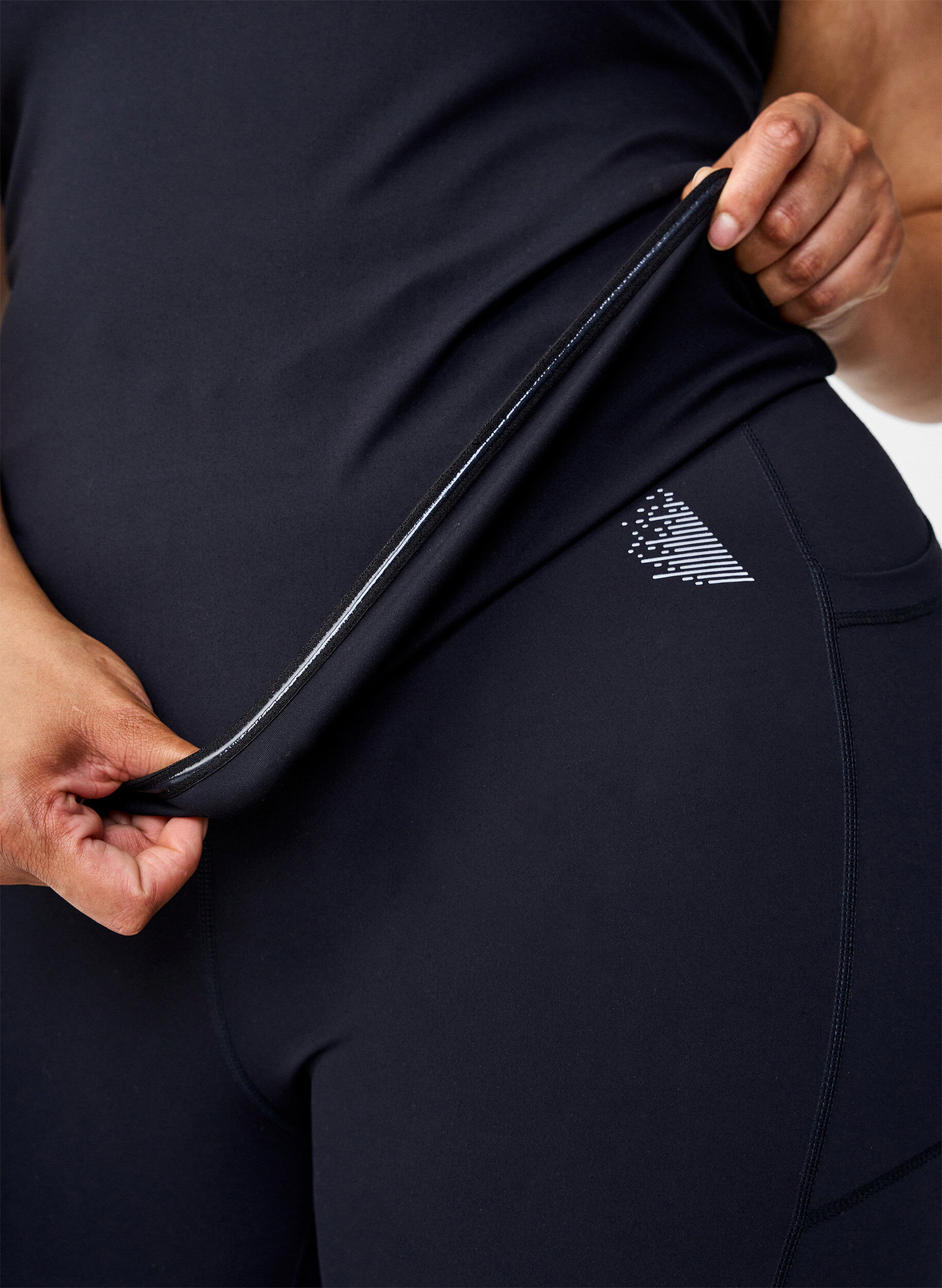 Zizzi Haut d'exercice ajust&eacute; avec bord int&eacute;rieur en silicone, Black, Model image number 2